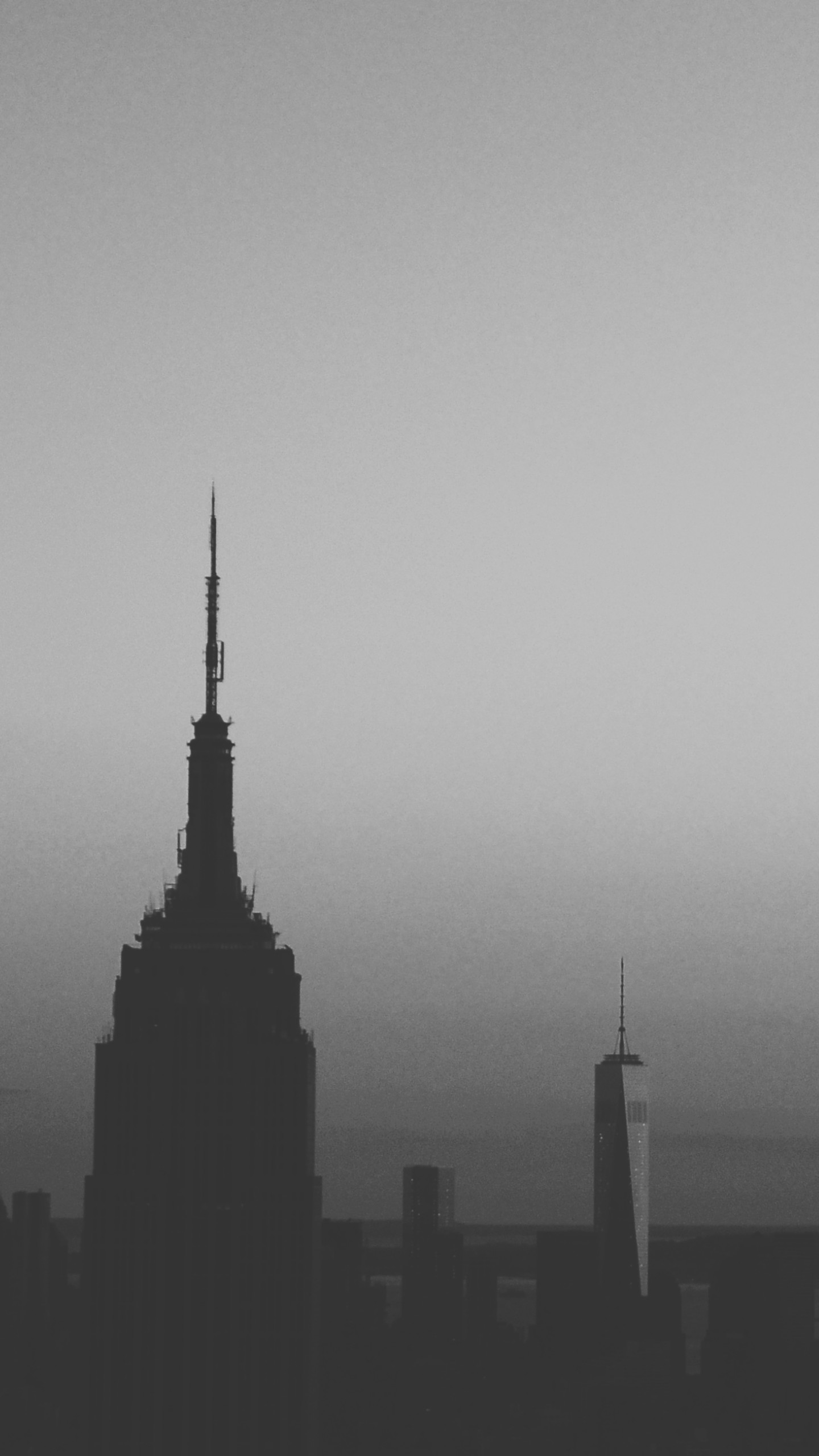 Empire State Building, New York, Nebbia, Bianco e nero, sfondo QHD+ per cellulare