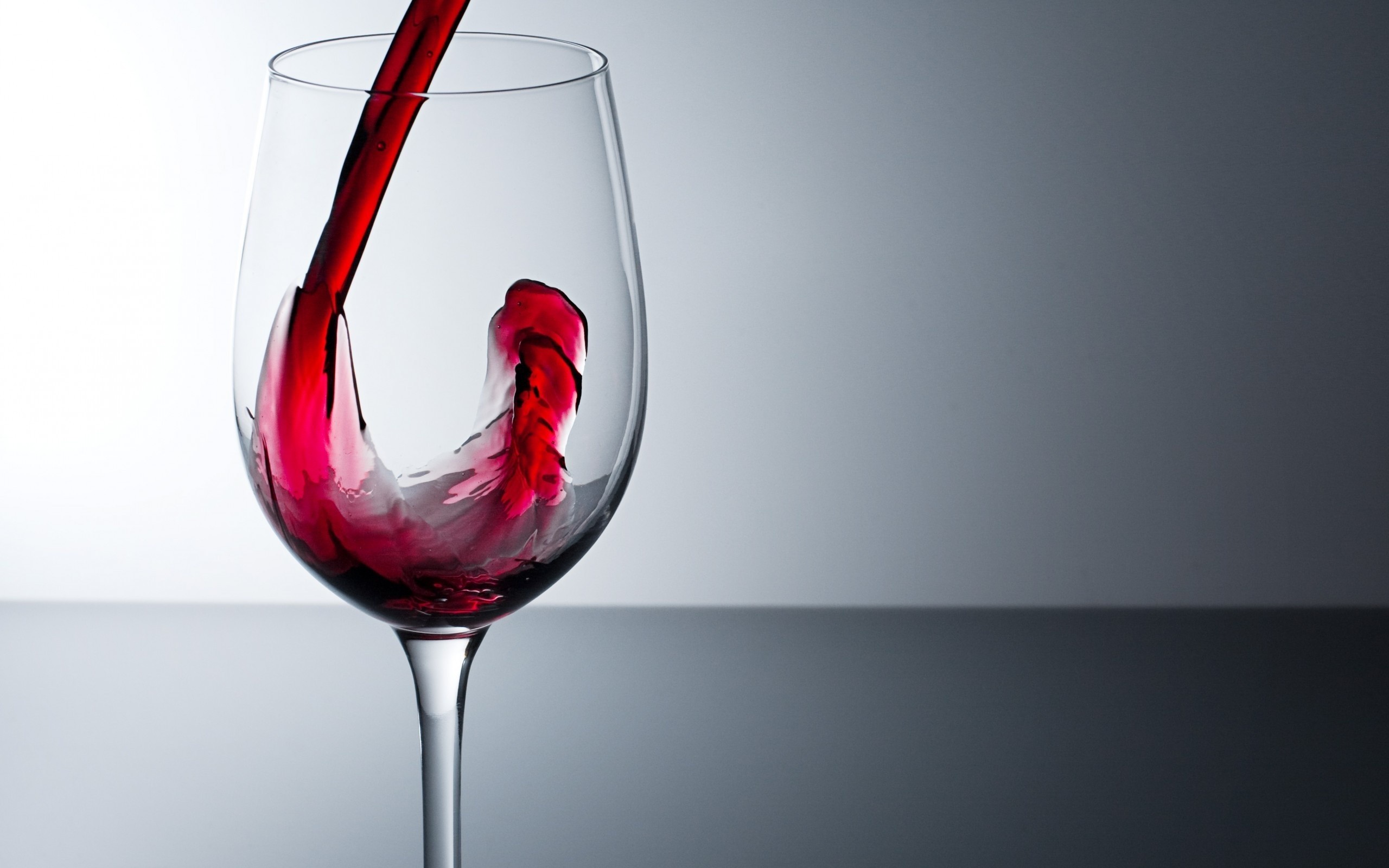 Vino rosso, Calice, Versare, Spruzzo, Sfondo grigio, 16:10 2K, wallpaper widescreen