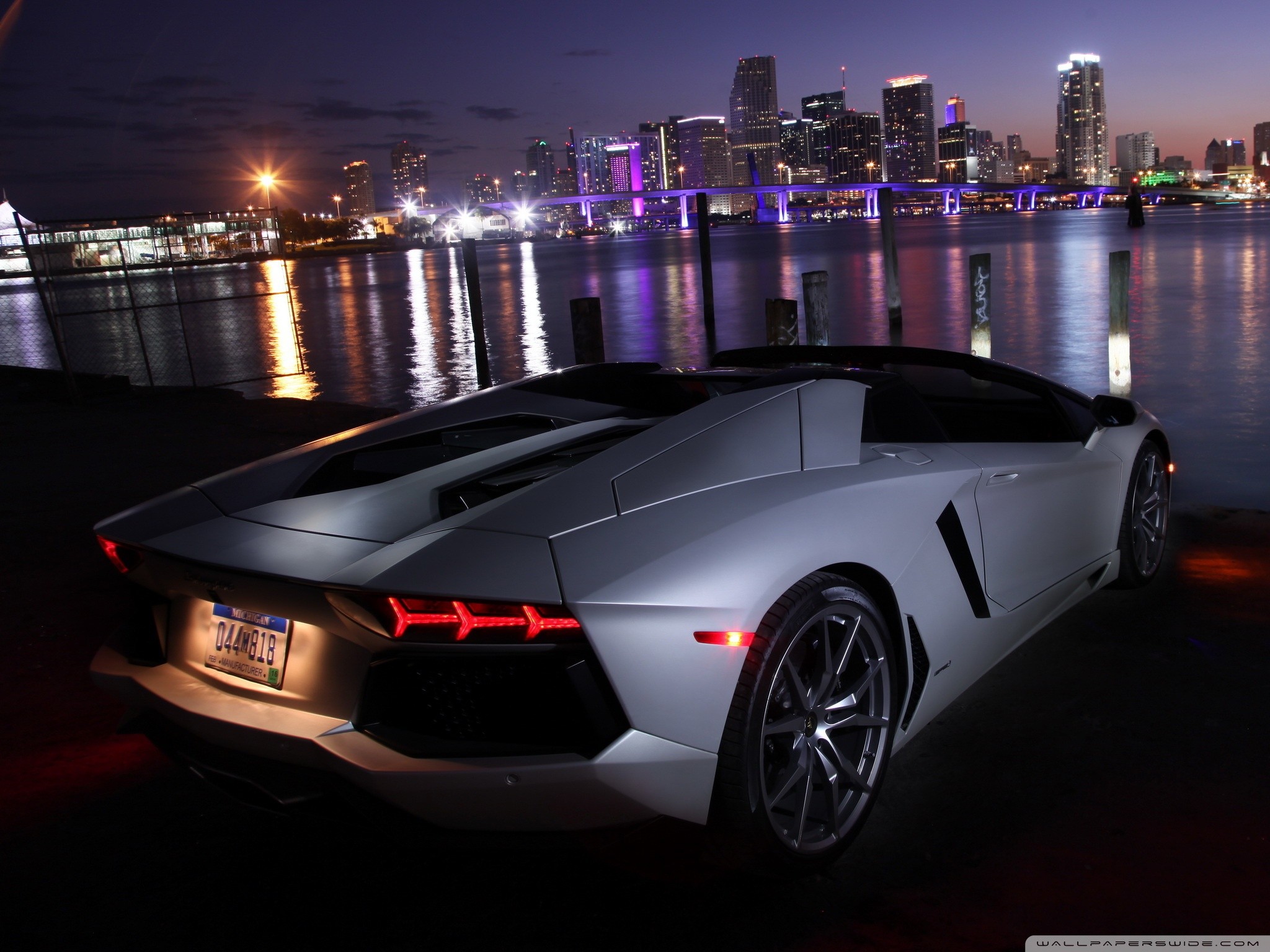 Lamborghini Aventador Roadster, Miami, Notte, Skyline, Argento, Full HD, schermata di blocco iPad