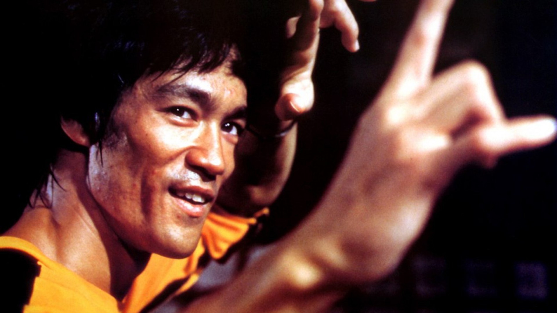 Bruce Lee, Primo piano, Sorriso, Tuta gialla, 1920x1080, sfondo per PC