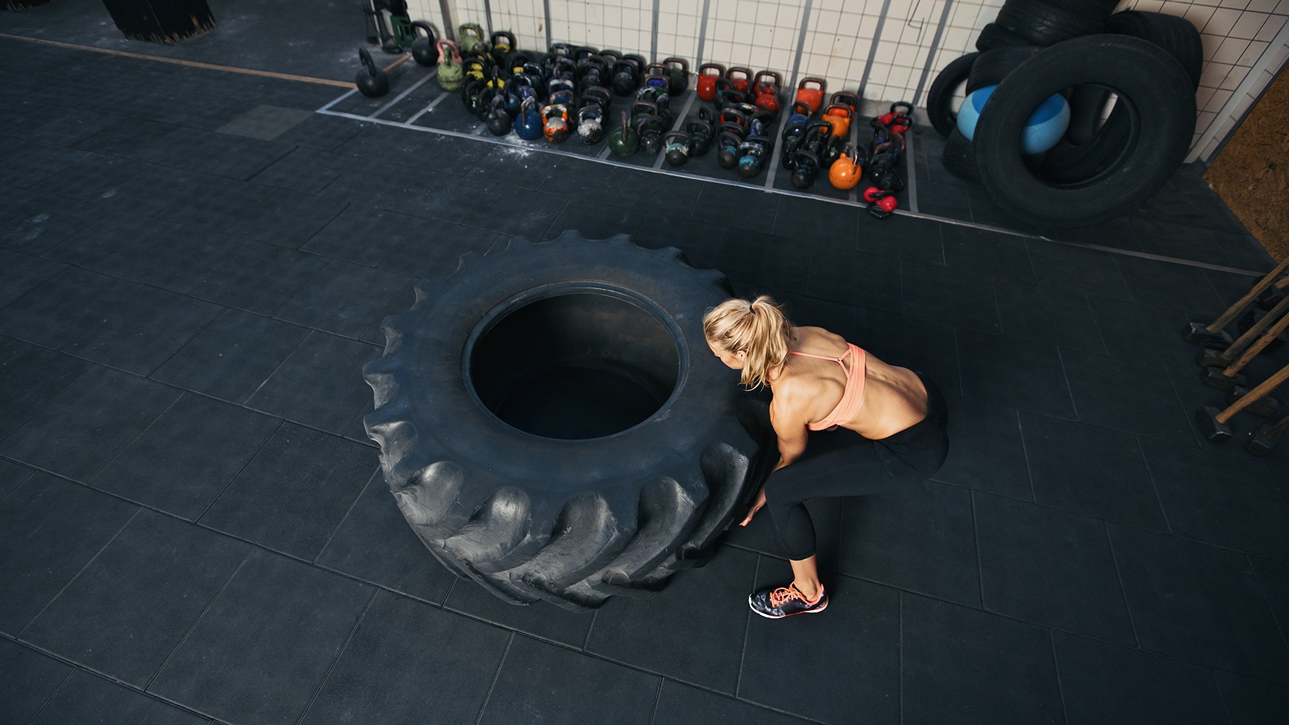 Ribaltamento pneumatico, Atleta, Kettlebell, Vista dall'alto, 2560x1440, immagine di sfondo
