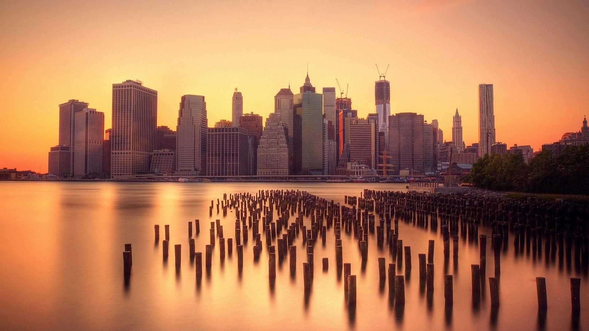 Lower Manhattan, Skyline, Brooklyn Bridge Park, Pali nell'acqua, Tramonto, sfondo widescreen Full HD