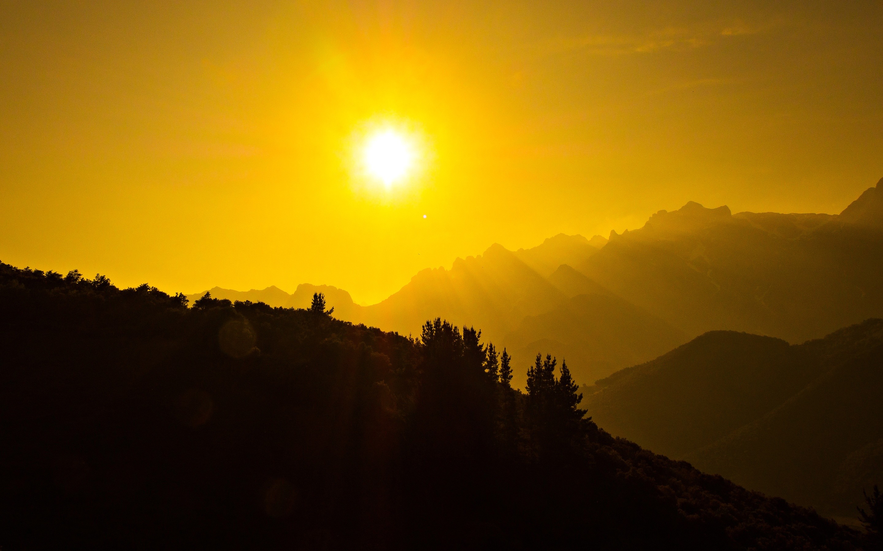 Sole, Montagne, Silhouette, Cielo giallo, 2K, sfondo Windows 11