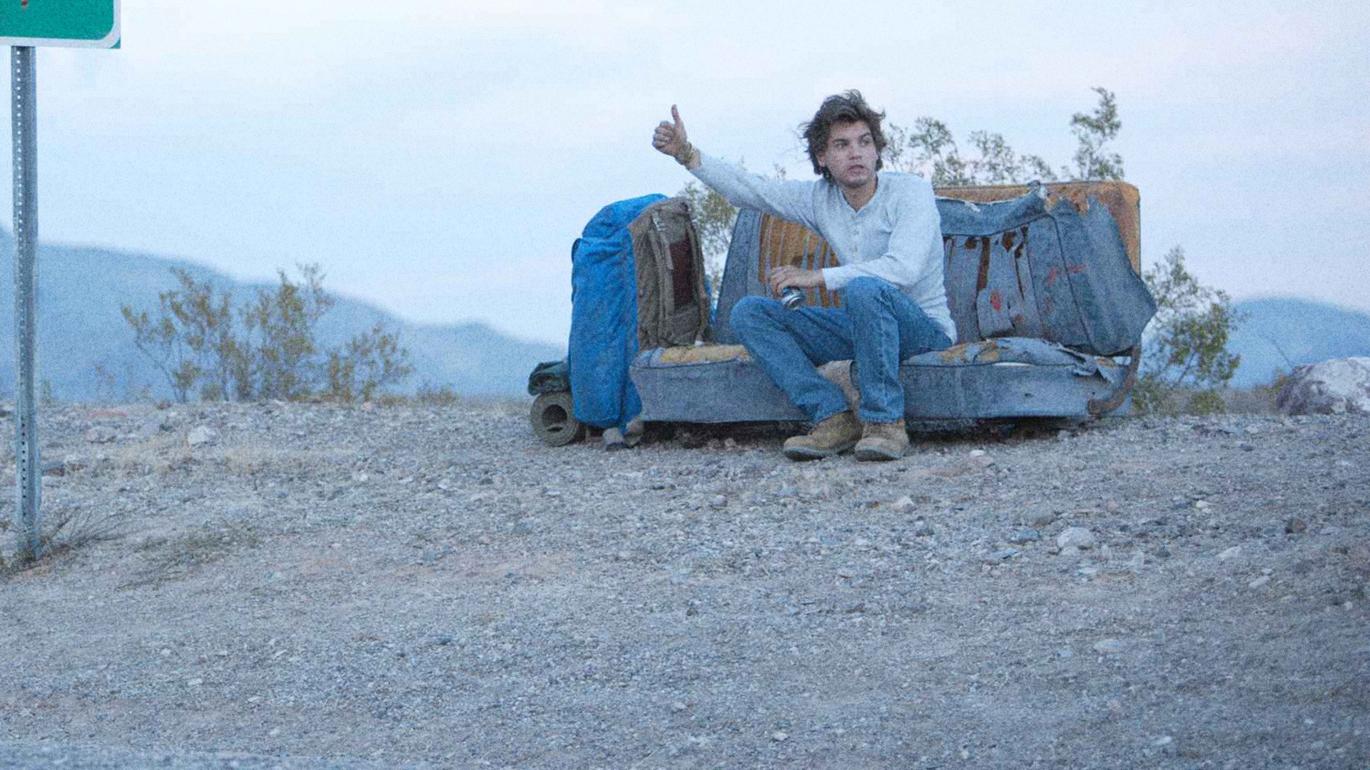 Into the Wild - Nelle terre selvagge, Emile Hirsch, Divano, Deserto, sfondo Windows 11