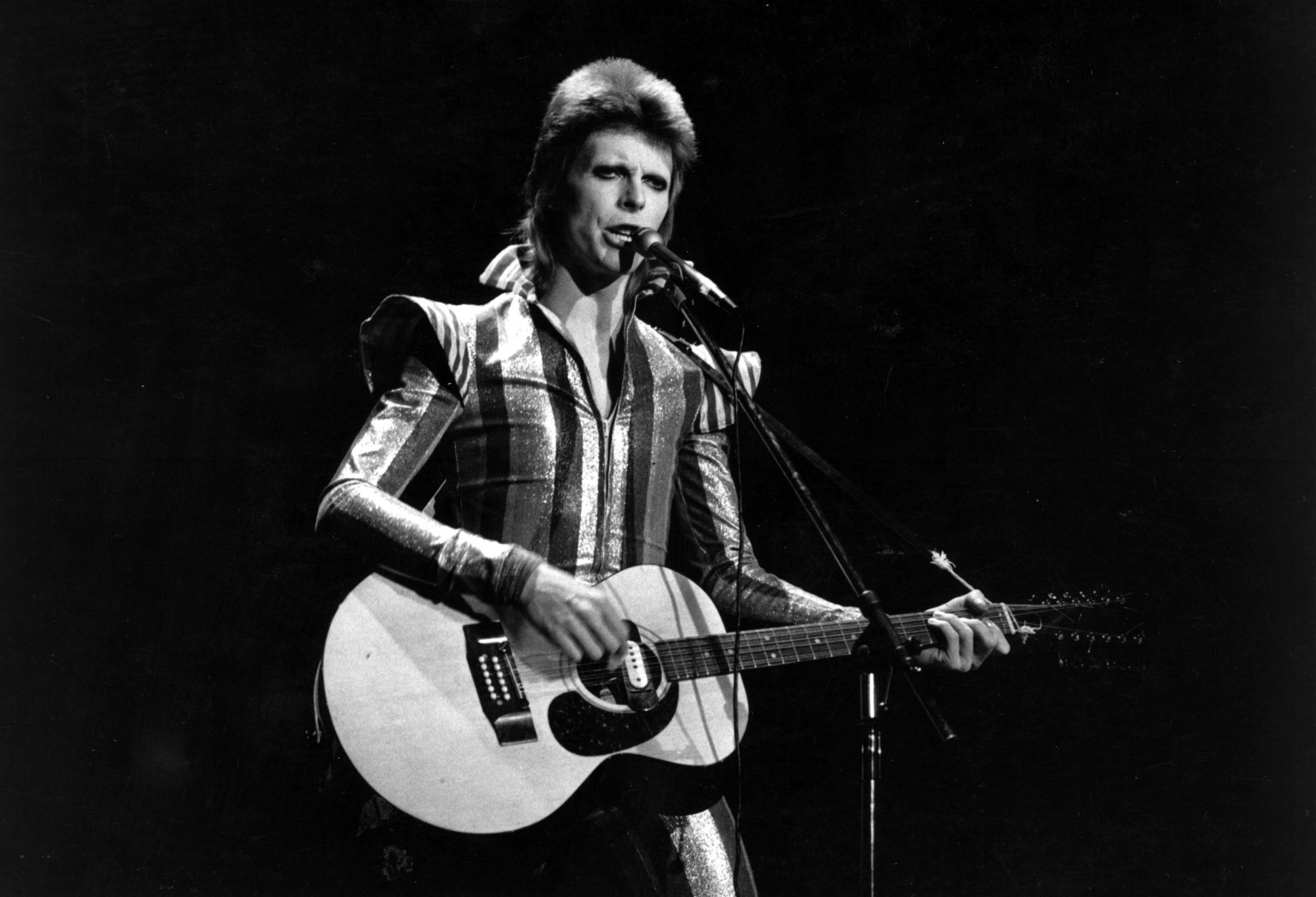 David Bowie, Ziggy Stardust, Chitarra acustica, Concerto, Bianco e nero, sfondo Windows 11