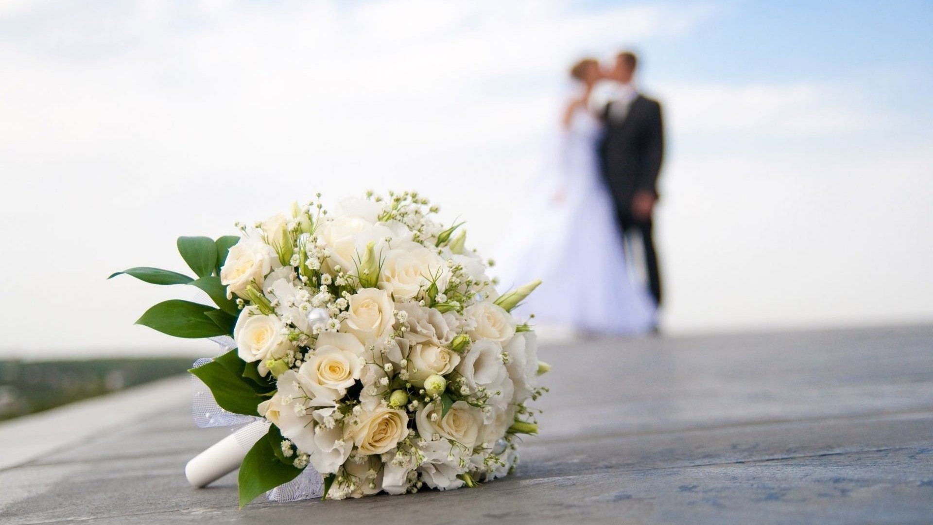 Bouquet da sposa, Sposi, Bacio, Rose bianche, Cielo, Full HD, sfondo per PC e portatile