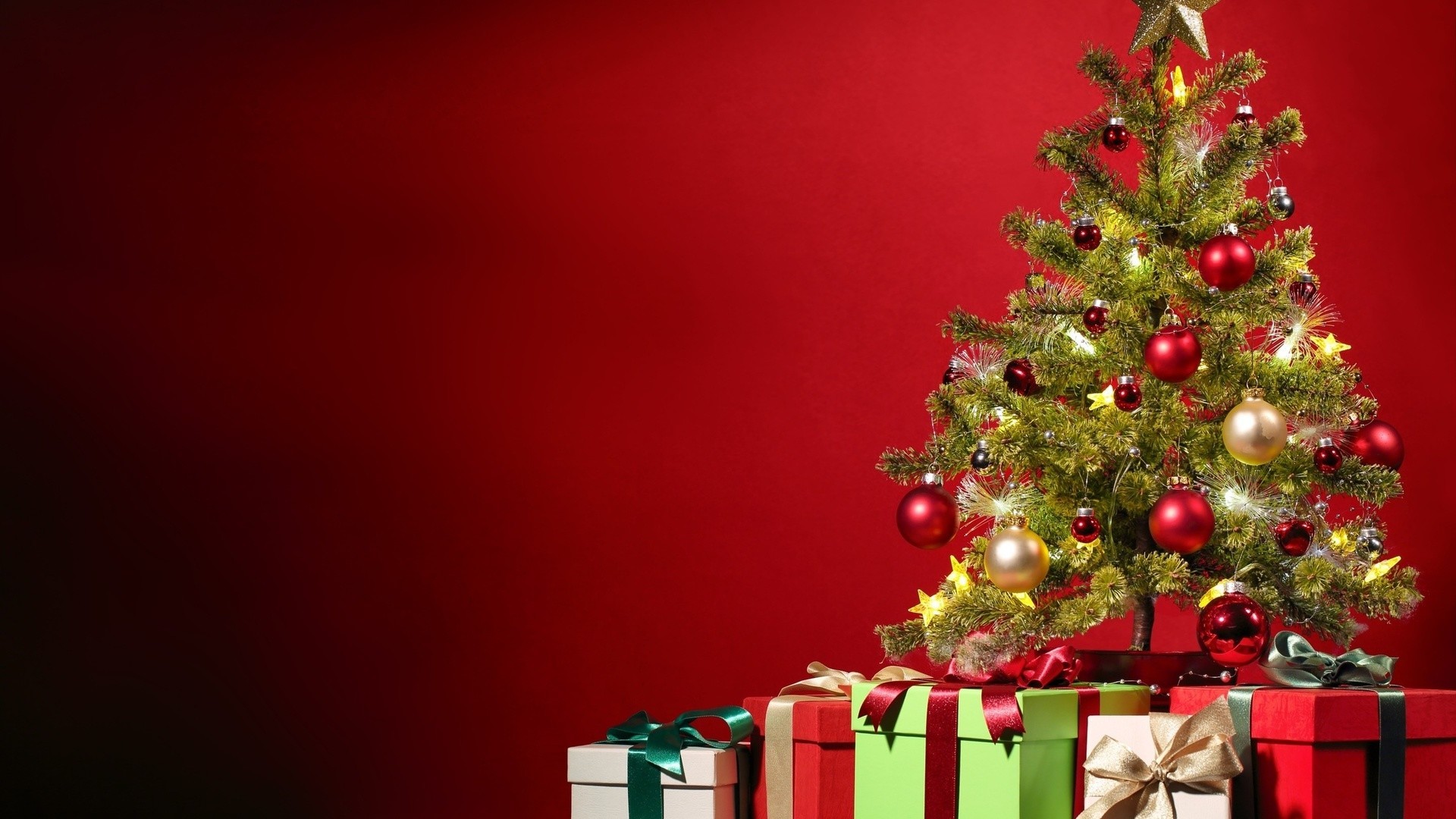 Albero di Natale, Regali, Sfondo rosso, Decorazioni, Festività, 16:9 Full HD, wallpaper widescreen