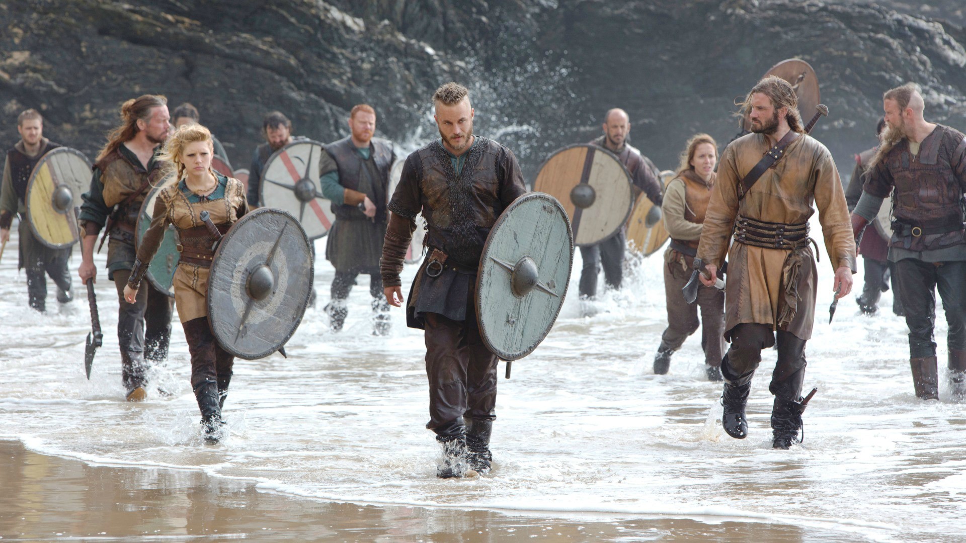 Vikings, Ragnar Lothbrok, Lagertha, Spiaggia, Scudi, 16:9 Full HD, sfondo widescreen