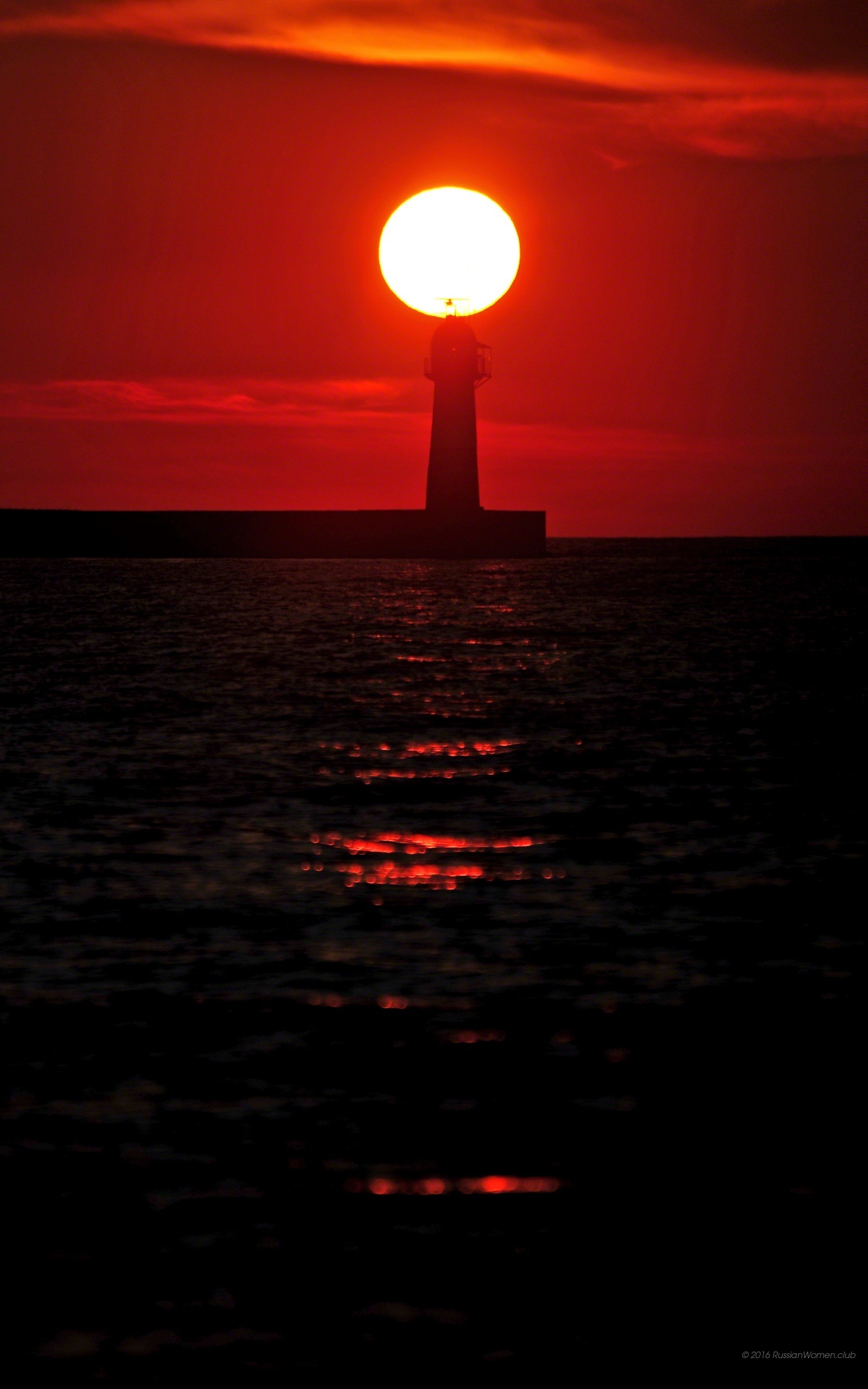 Faro, Tramonto, Mare, Sole, Cielo rosso, schermata Home dello smartphone