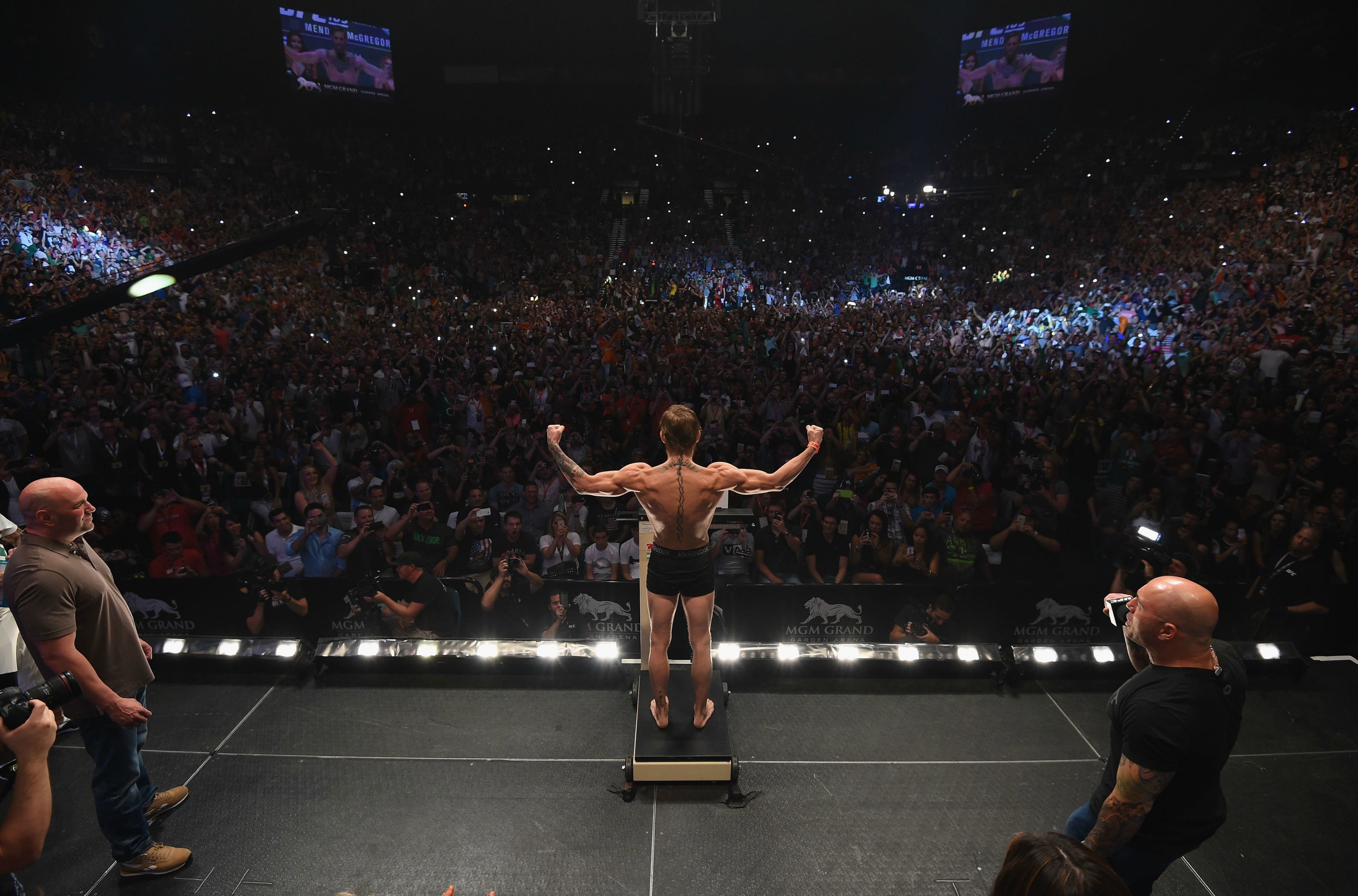 Conor McGregor, Pesatura, Arena, Folla, 2K, sfondo per PC e portatile