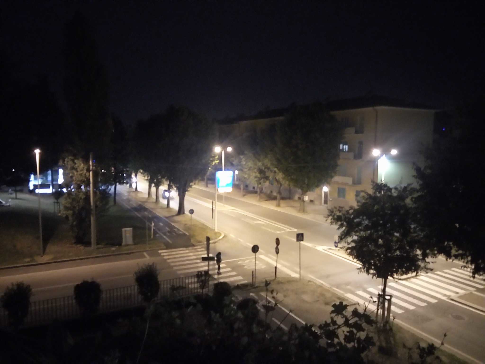 Strada di notte, Lampioni, Città, Alberi, Fotografia notturna, immagine di sfondo Asus Zenfone