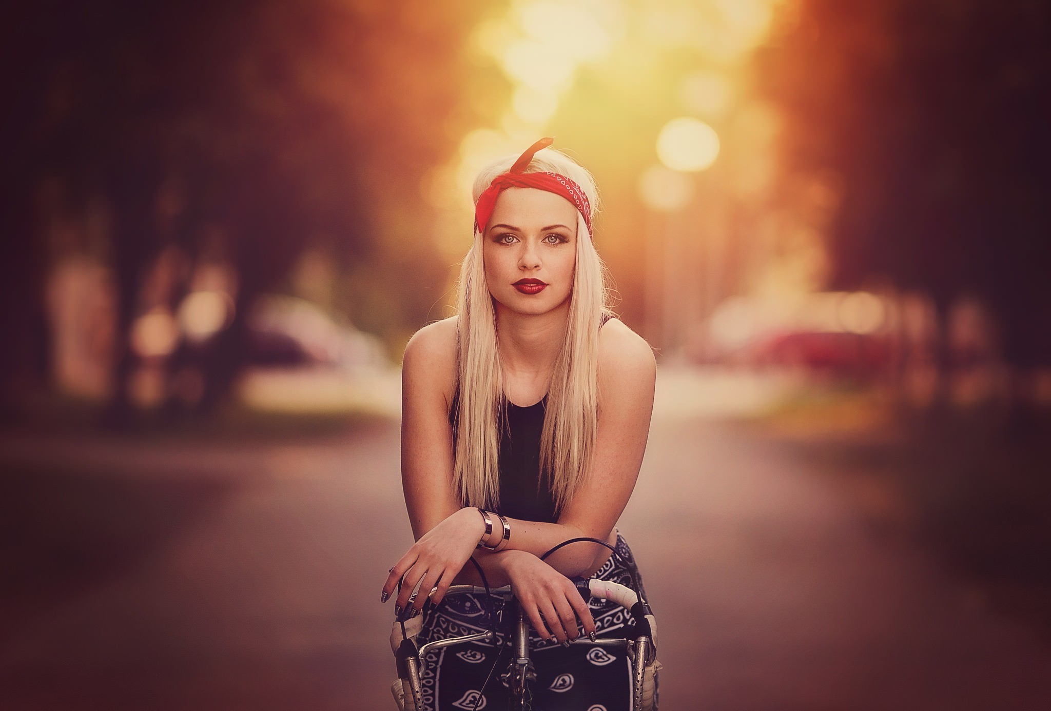 Ragazza bionda, Bandana rossa, Bokeh, Strada, Full HD, sfondo Windows 11