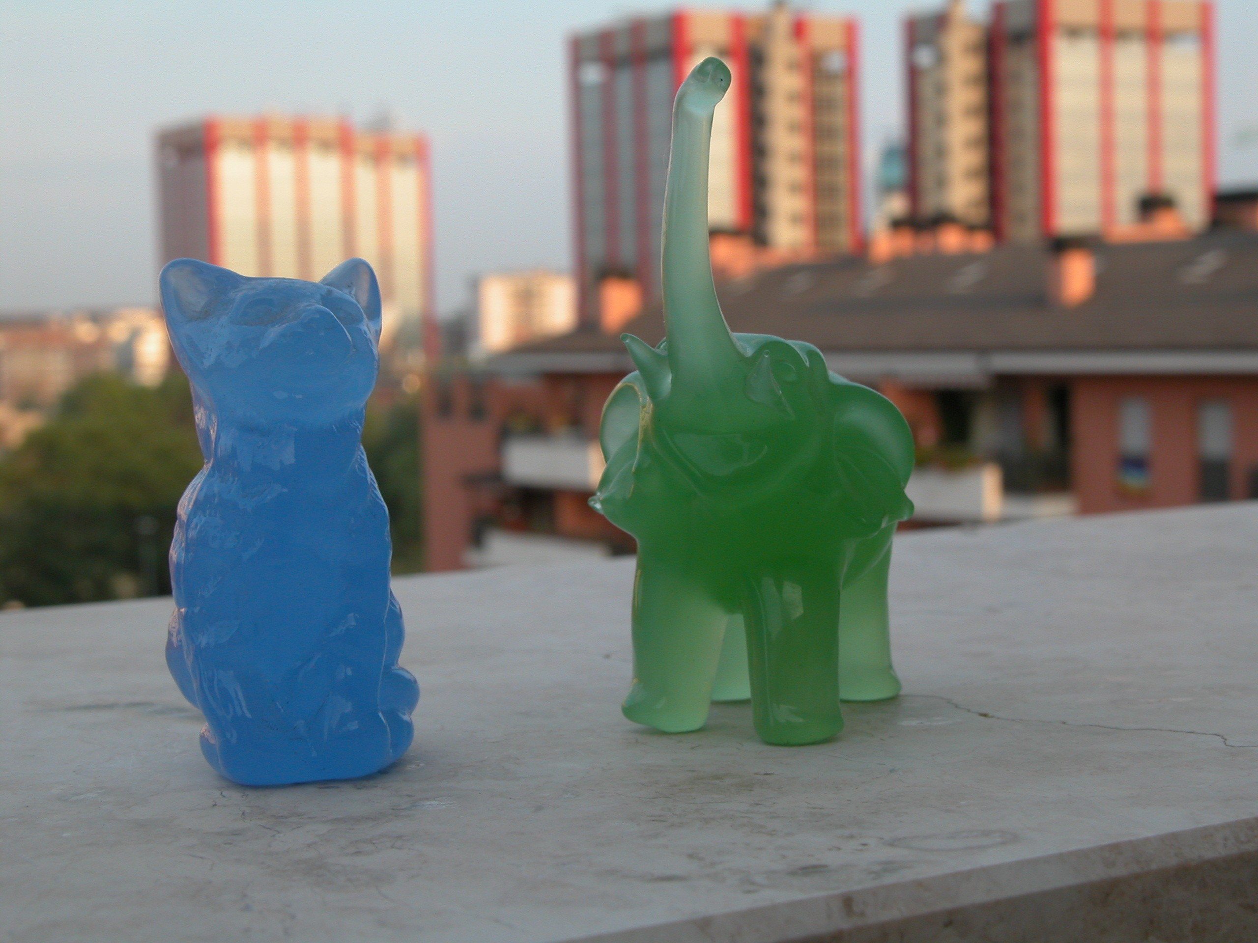 Statuette di vetro, Gatto blu, Elefante verde, Edifici sfocati, 2K, schermata di blocco iPad