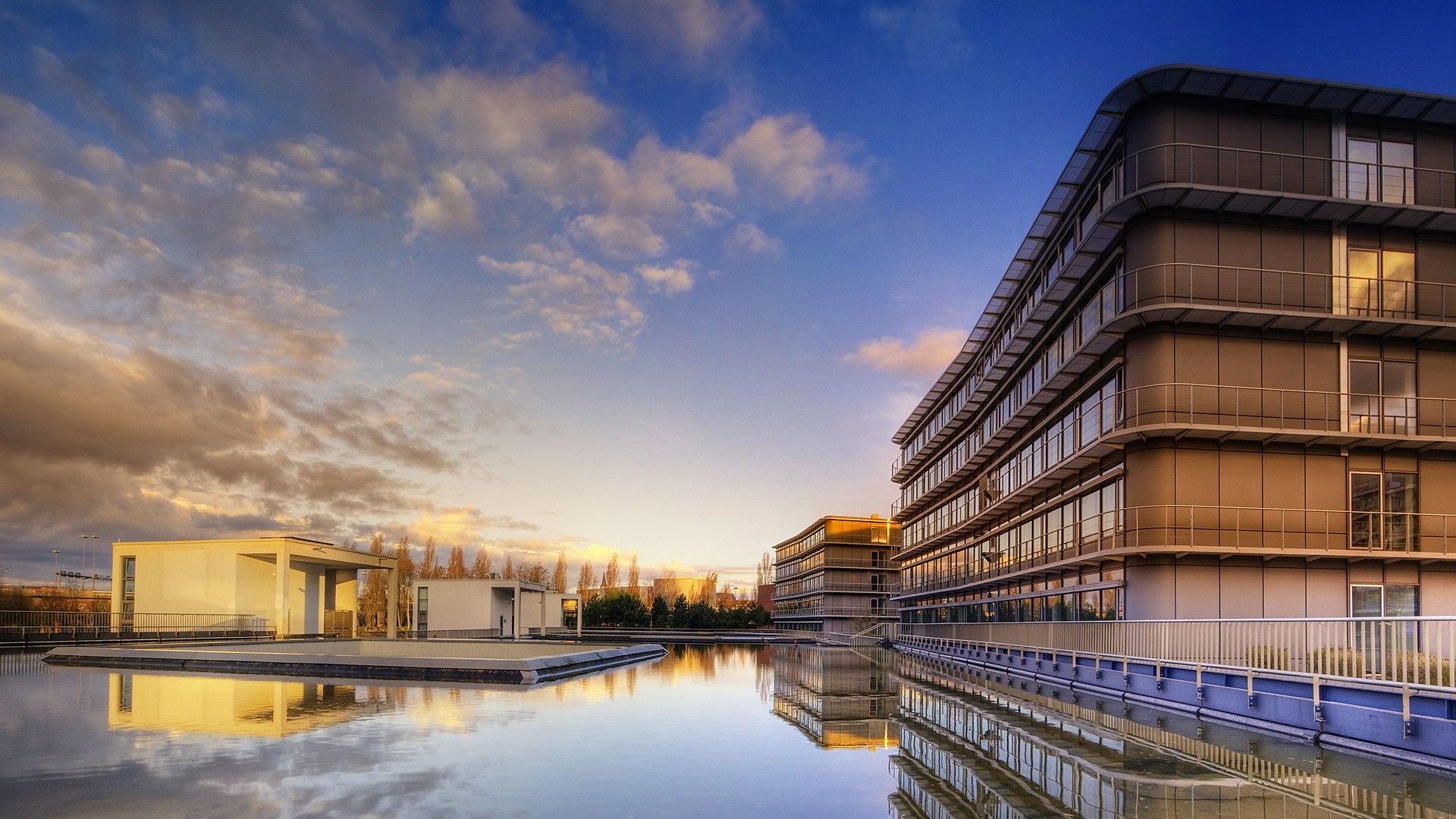Edificio moderno, Riflesso, Nuvole, Specchio d'acqua, Architettura moderna, wallpaper per portatile