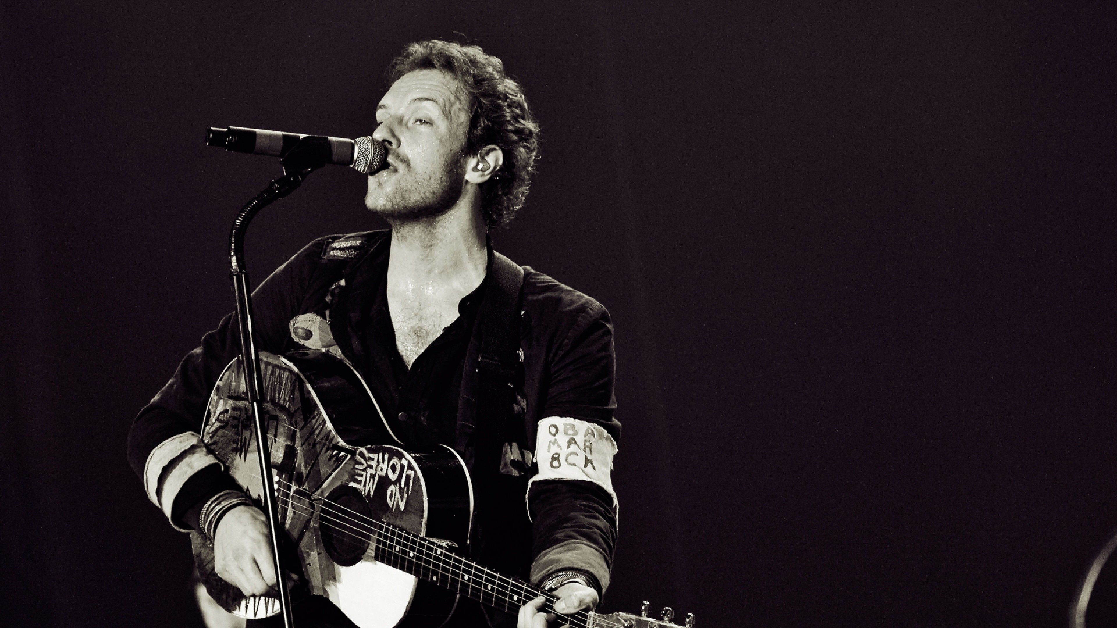 Chris Martin, Coldplay, Chitarra, Microfono, Bianco e nero, 16:9 4K, sfondo widescreen