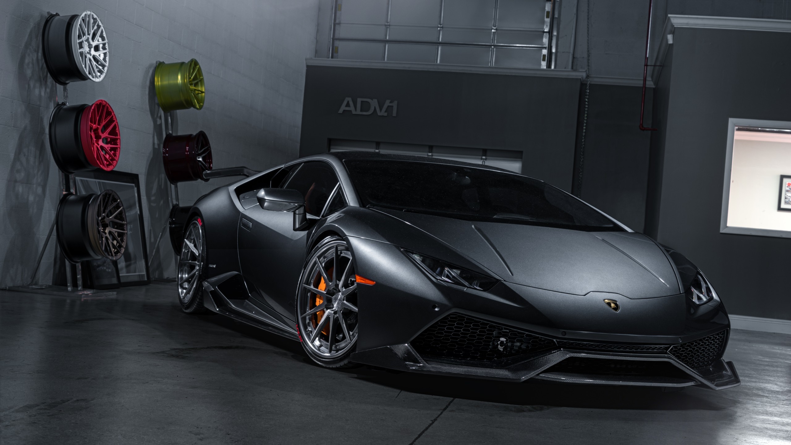 Lamborghini Huracán, Nero, Garage, Cerchi, 2K, sfondo per portatile