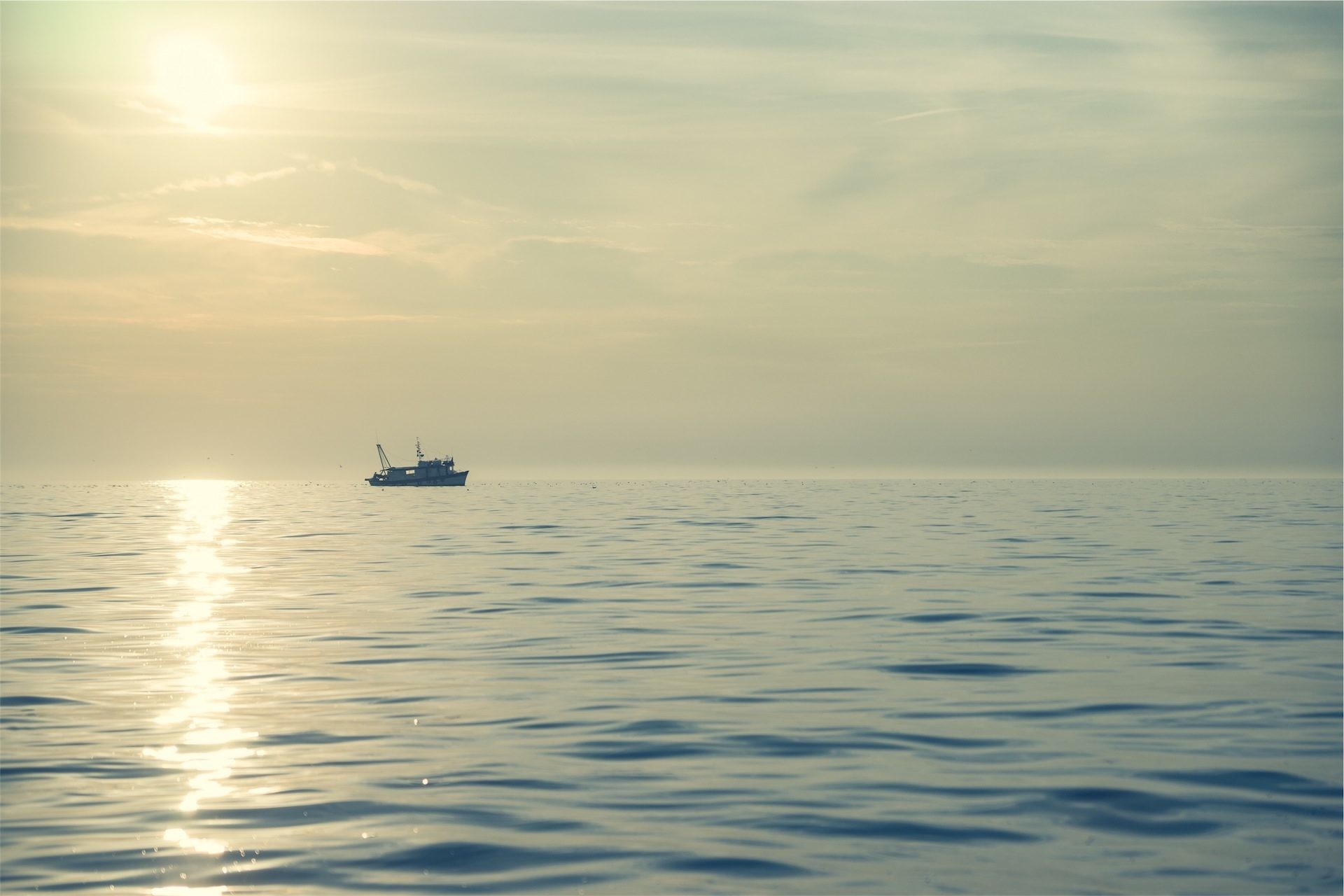 Mare calmo, Barca, Riflesso del sole, Full HD, sfondo per PC