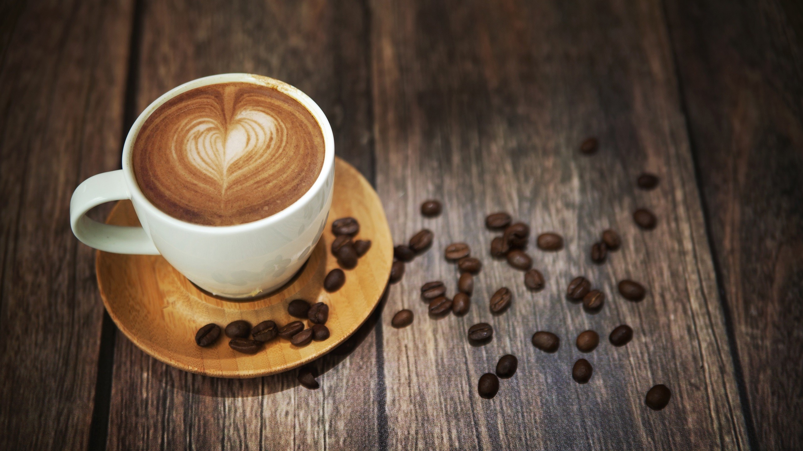 Cappuccino, Latte art a cuore, Chicchi di caffè, Tavolo in legno, sfondo 2K per portatile