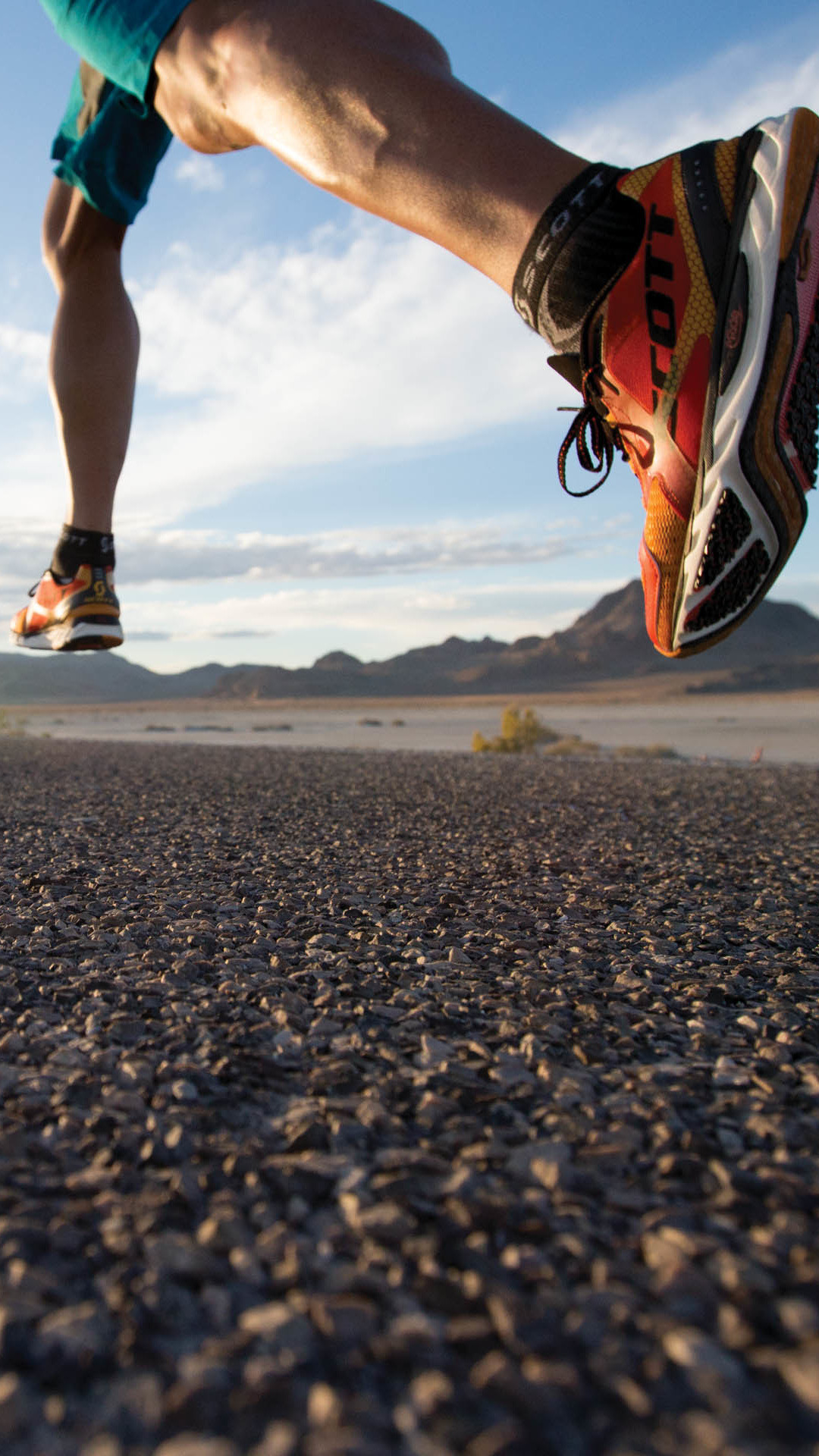 Scarpe da corsa, Gambe, Asfalto, Vista dal basso, wallpaper per iPhone e Android