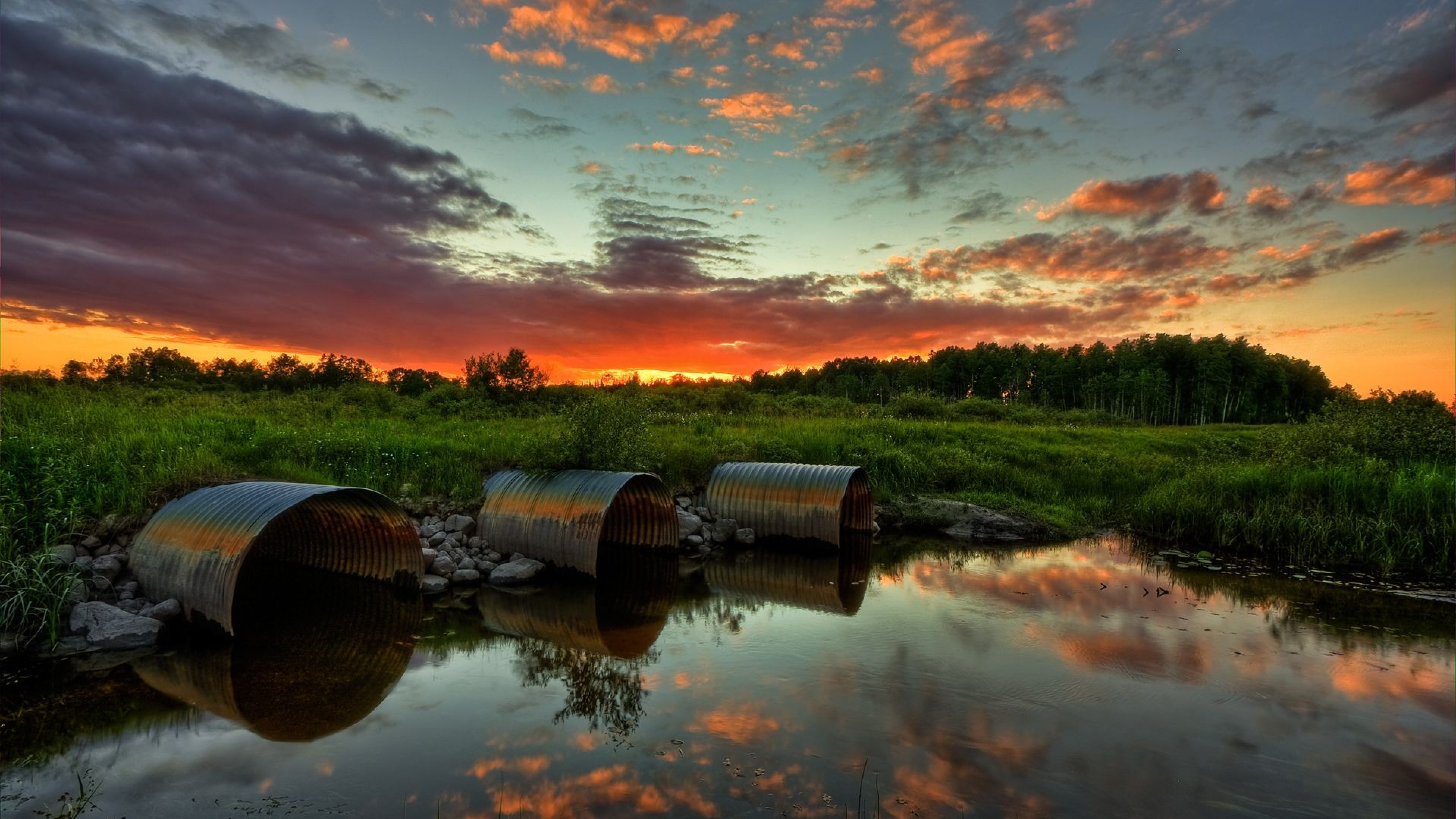 Tubi, Stagno, Tramonto, Riflesso, Prato, 4K, sfondo Windows 11