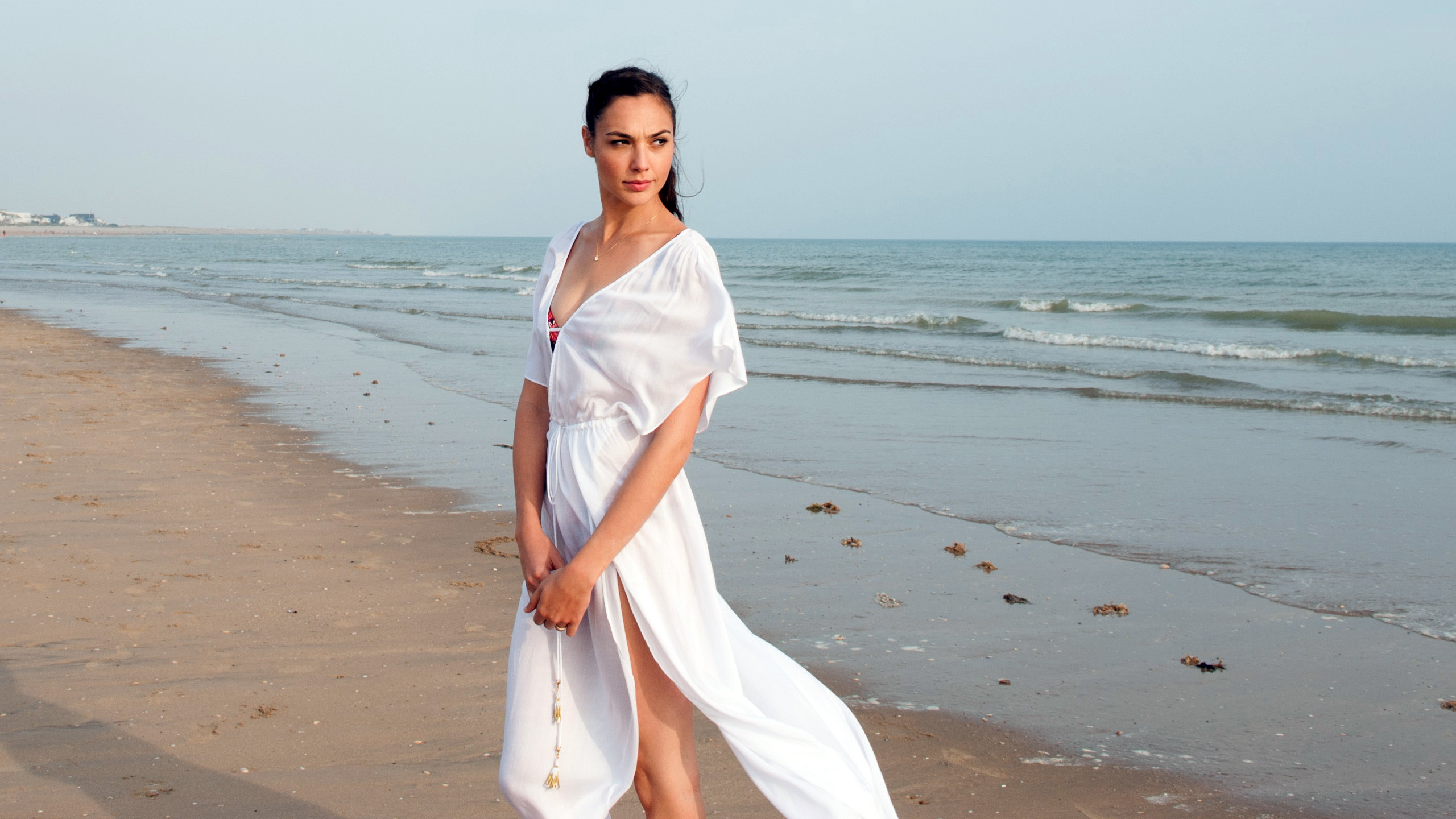 Gal Gadot, Spiaggia, Abito bianco, Mare, 2K, sfondo desktop