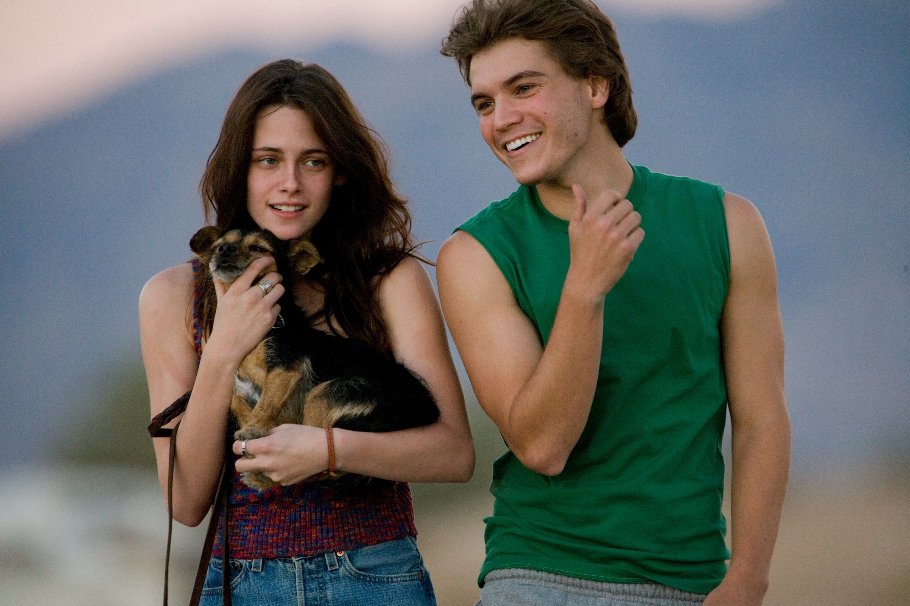Kristen Stewart, Emile Hirsch, Into the Wild - Nelle terre selvagge, Cucciolo, Sorriso, sfondo 2K