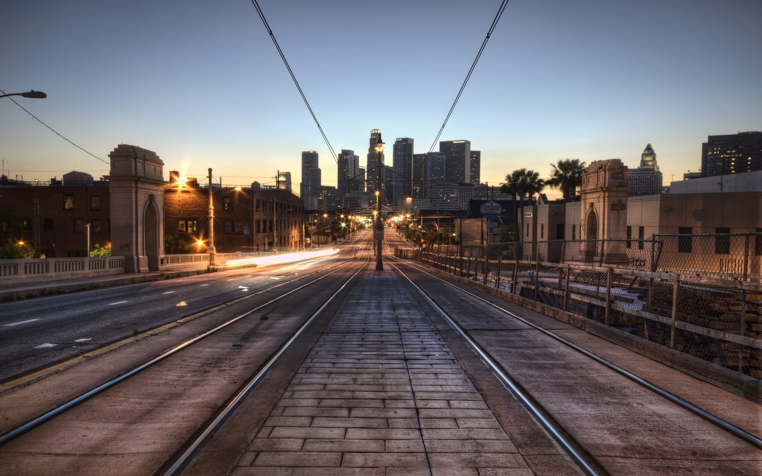 Los Angeles, Binari del tram, Skyline, Crepuscolo, 2K, sfondo per PC e portatile