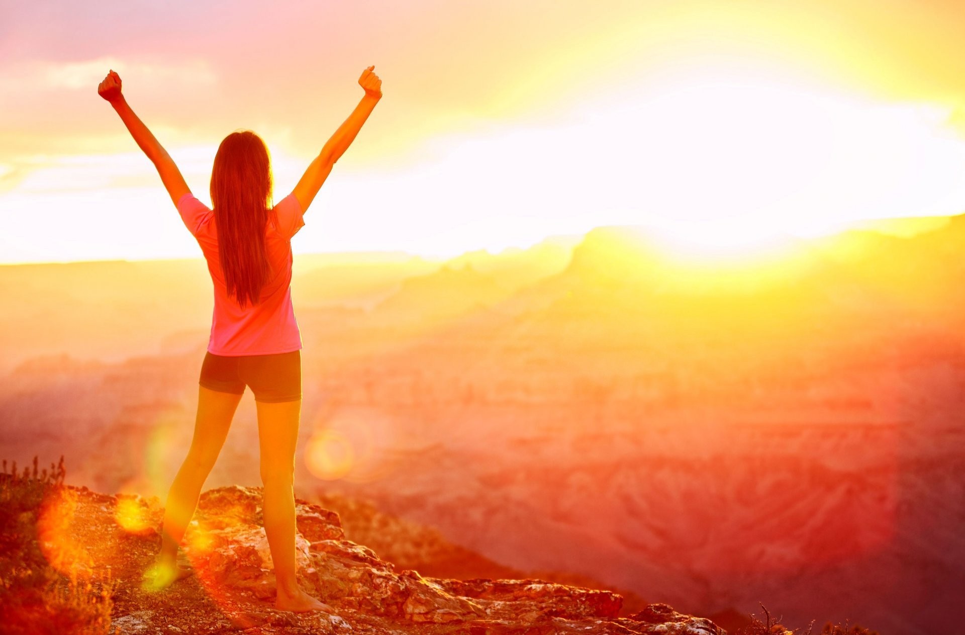 Ragazza, Braccia alzate, Tramonto, Montagna, Libertà, Full HD, sfondo per PC