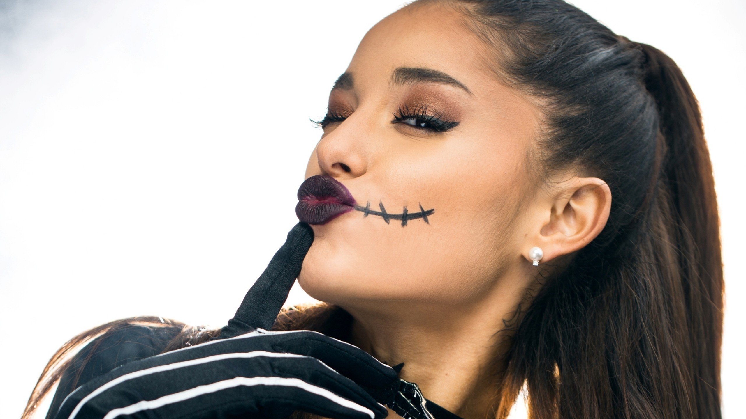 Ariana Grande, Halloween, Trucco cucito, Rossetto scuro, 2K, sfondo Windows 11