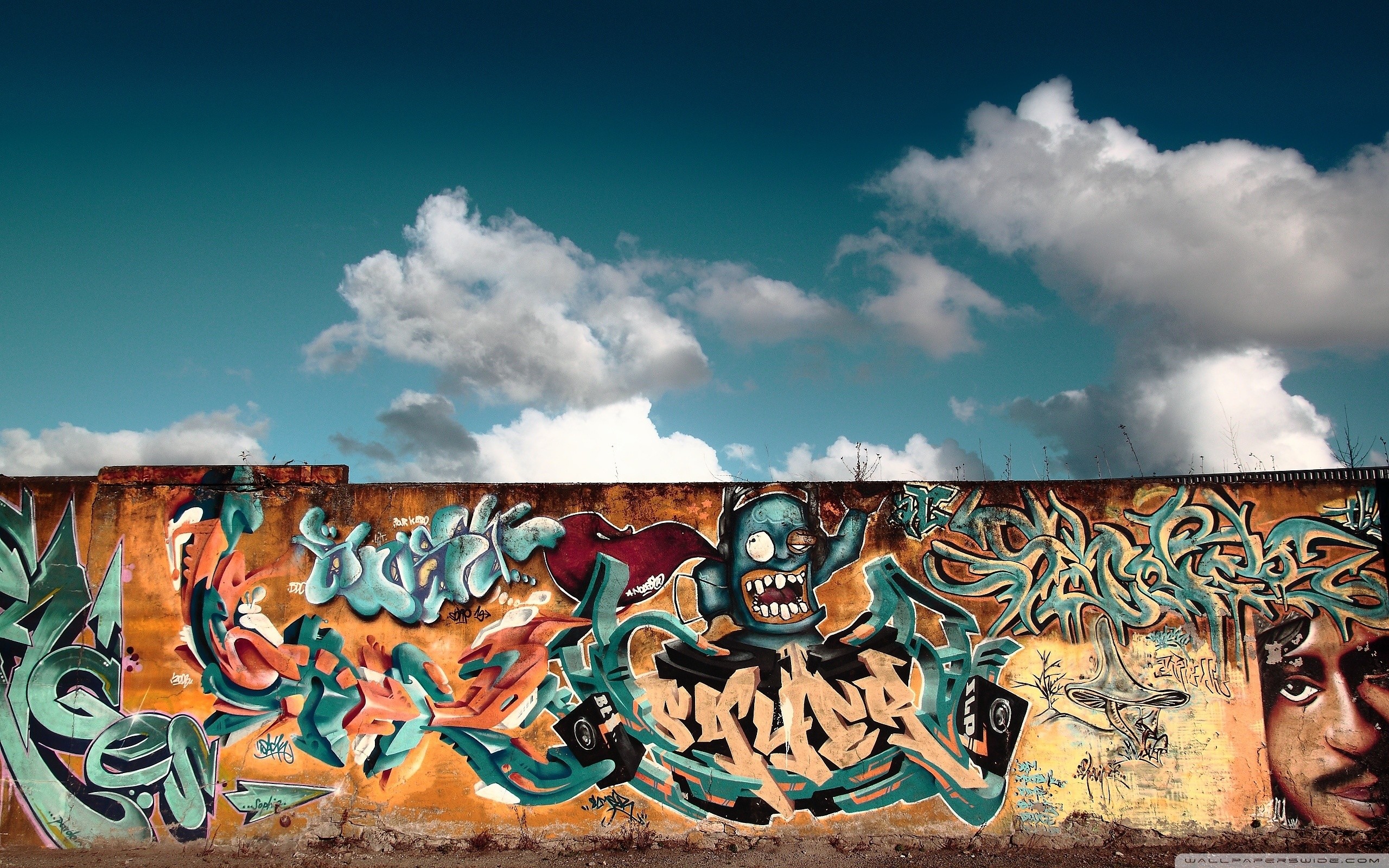 Graffiti, Street art, Muro, Cielo azzurro, Nuvole, 2K 1600p, sfondo desktop