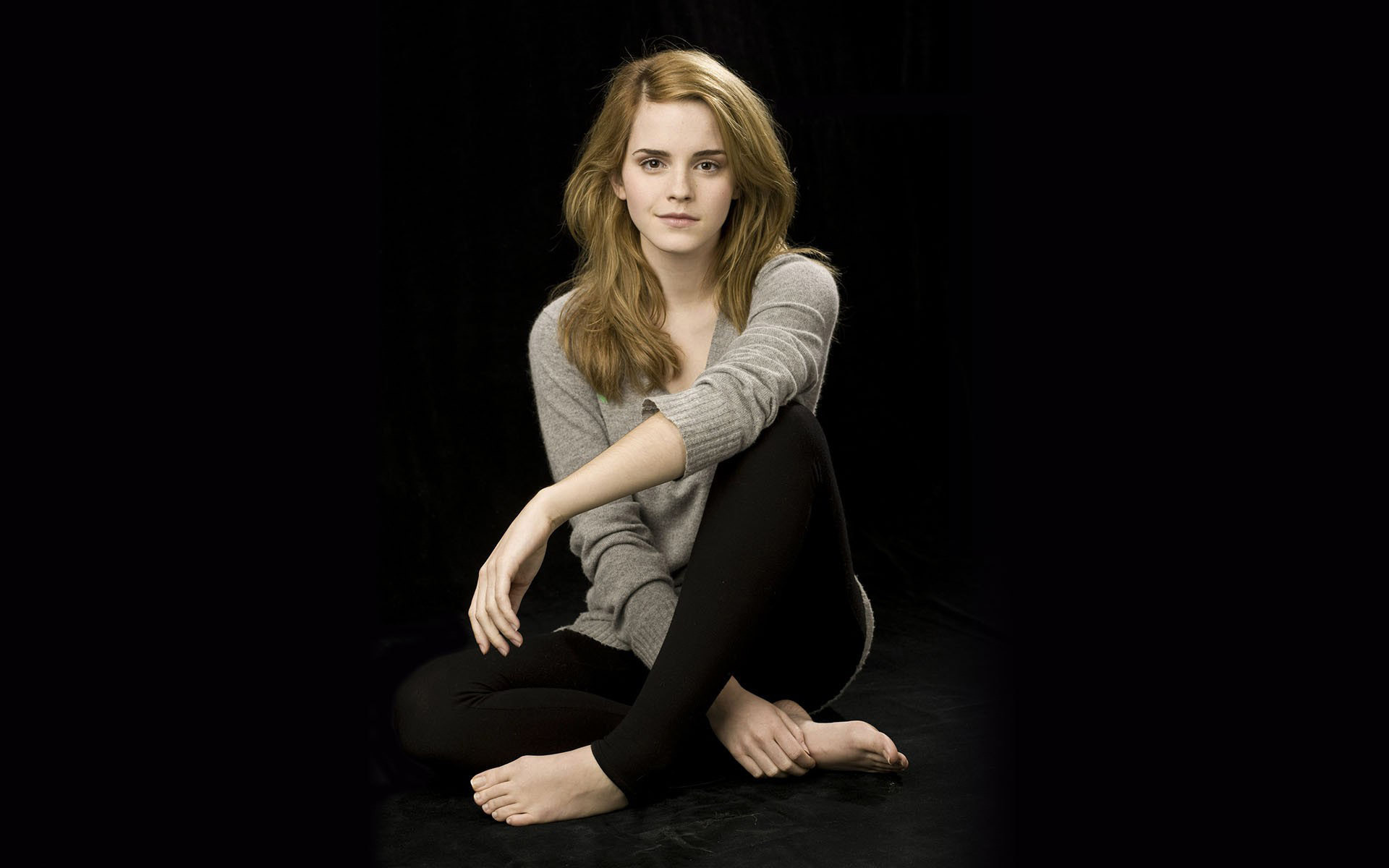Emma Watson, Maglione, Sfondo nero, Full HD, wallpaper desktop