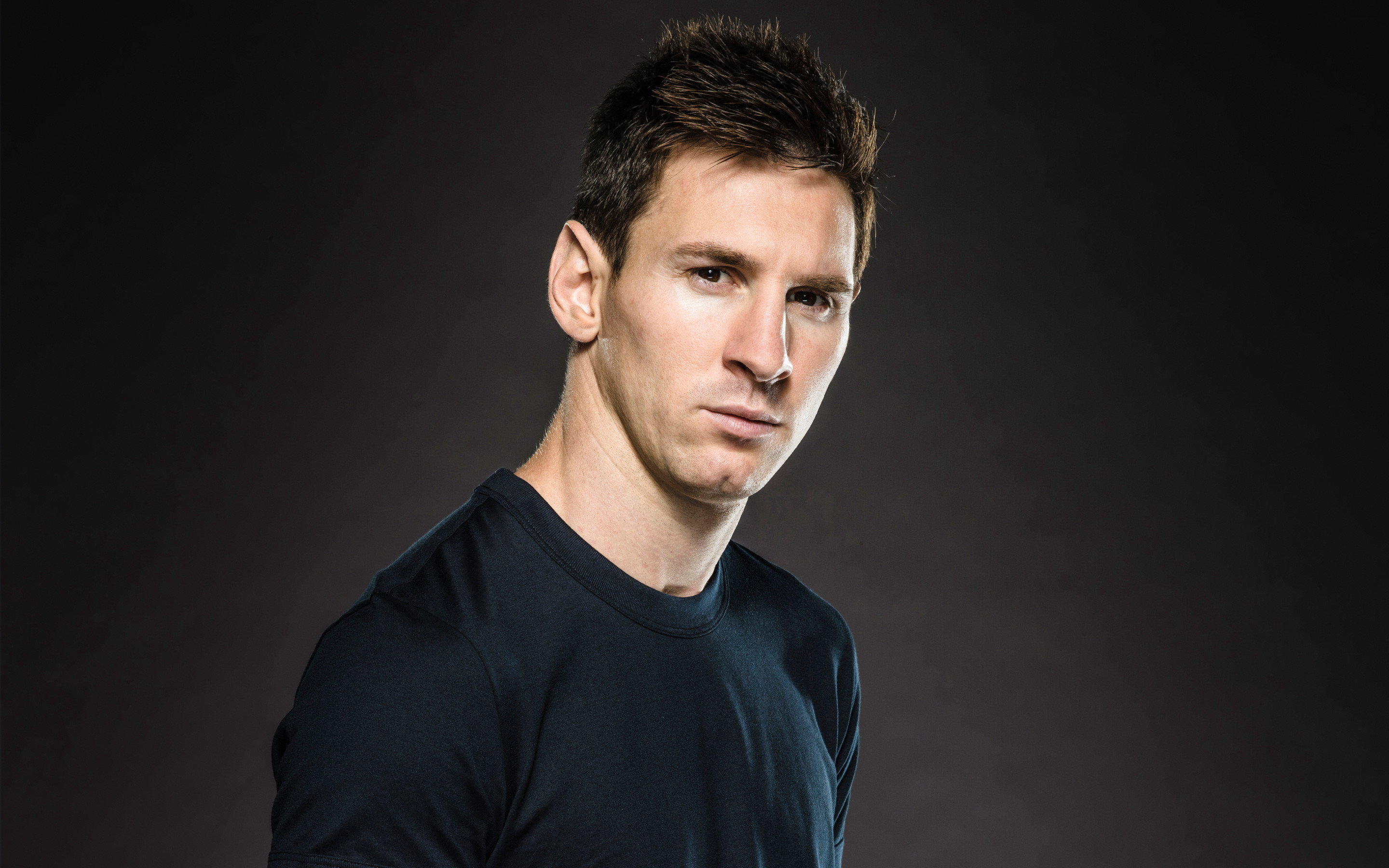 Lionel Messi, Ritratto, Maglietta nera, Sfondo scuro, 2K, wallpaper per PC
