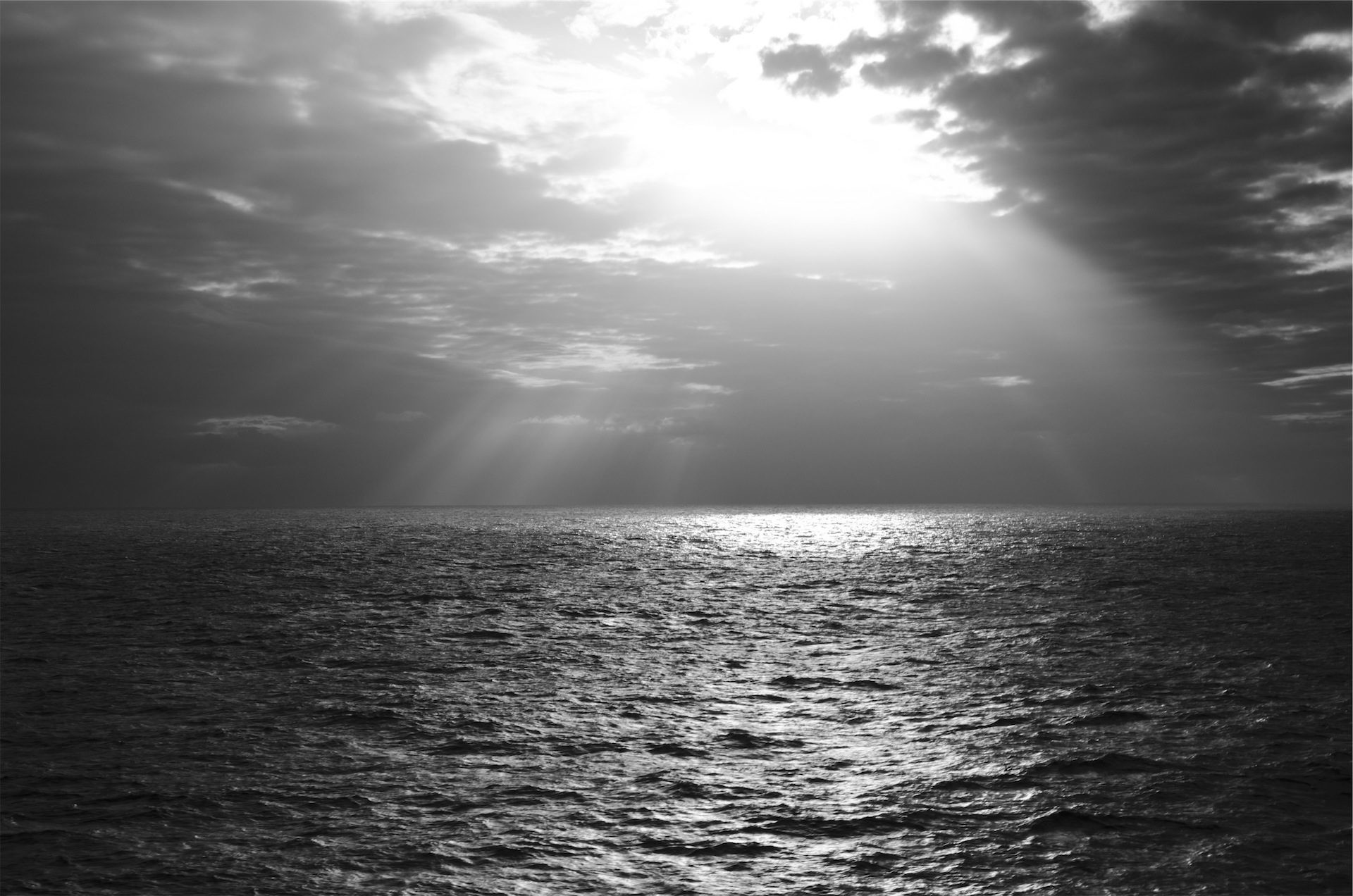 Mare, Raggi di sole, Nuvole, Bianco e nero, Full HD, wallpaper per PC