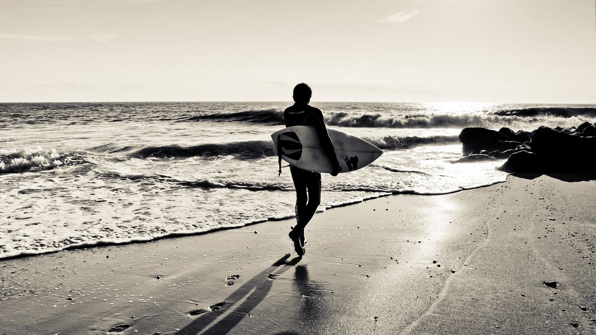 Surfista, Tavola da surf, Spiaggia, Bianco e nero, 16:9 Full HD, wallpaper widescreen