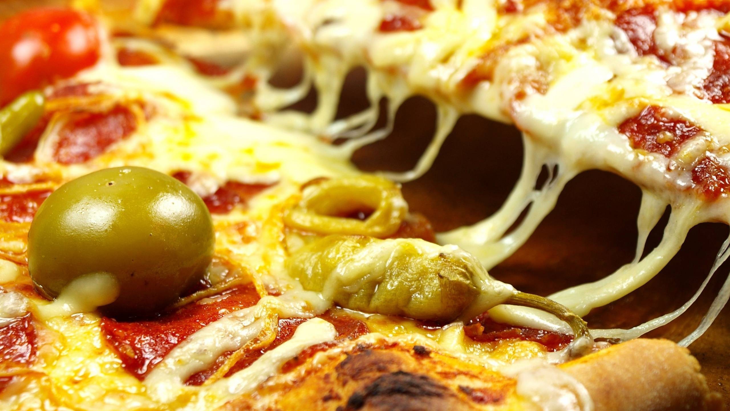 Pizza, Oliva verde, Mozzarella filante, Macro, 16:9 2K, sfondo widescreen