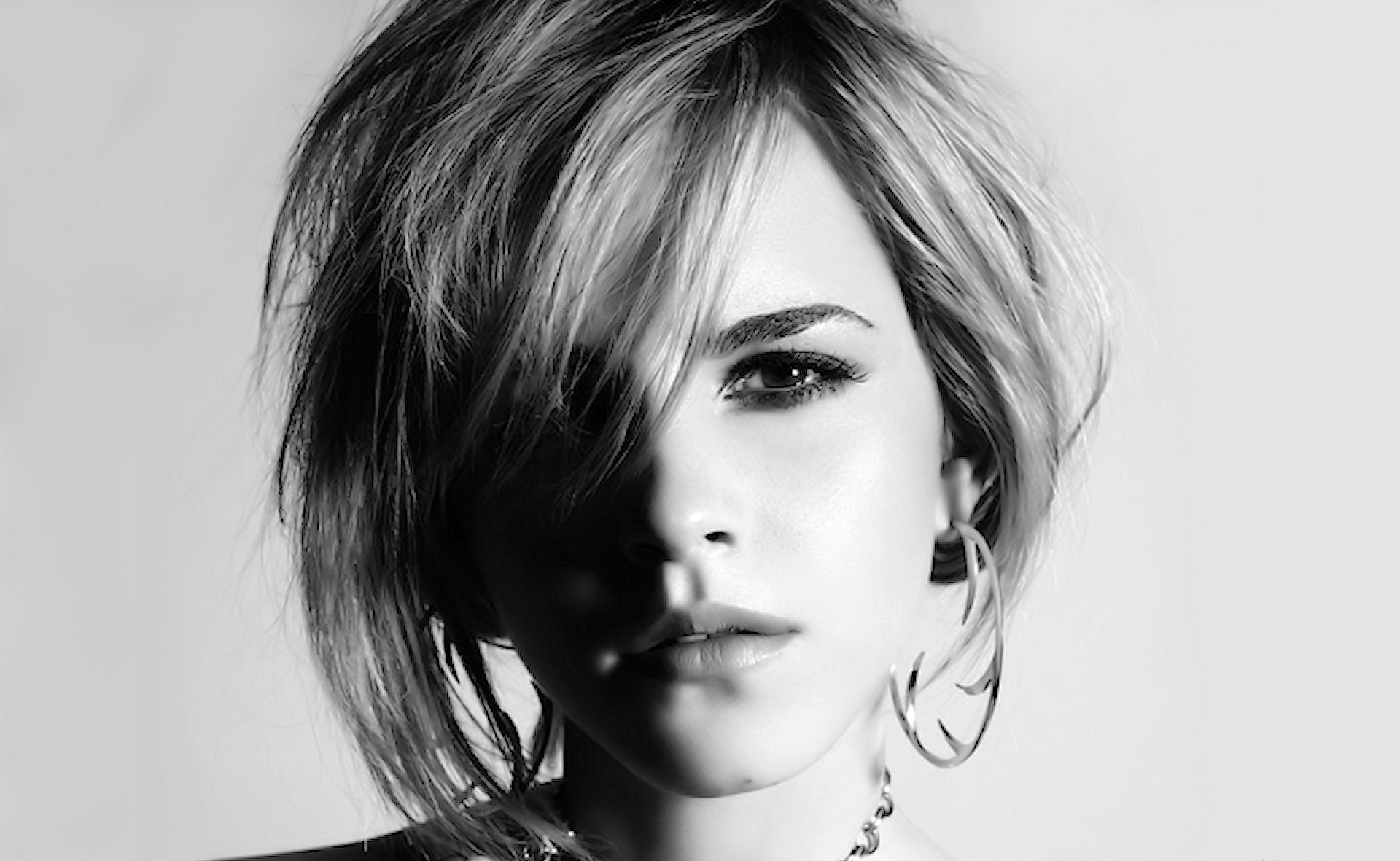 Emma Watson, Capelli corti, Bianco e nero, Orecchini a cerchio, Full HD, sfondo desktop