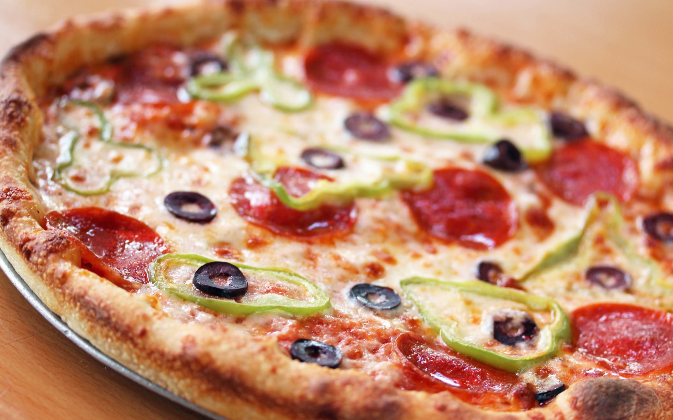 Pizza, Salame piccante, Peperoni verdi, Olive nere, 2560x1600, sfondo MacBook Pro