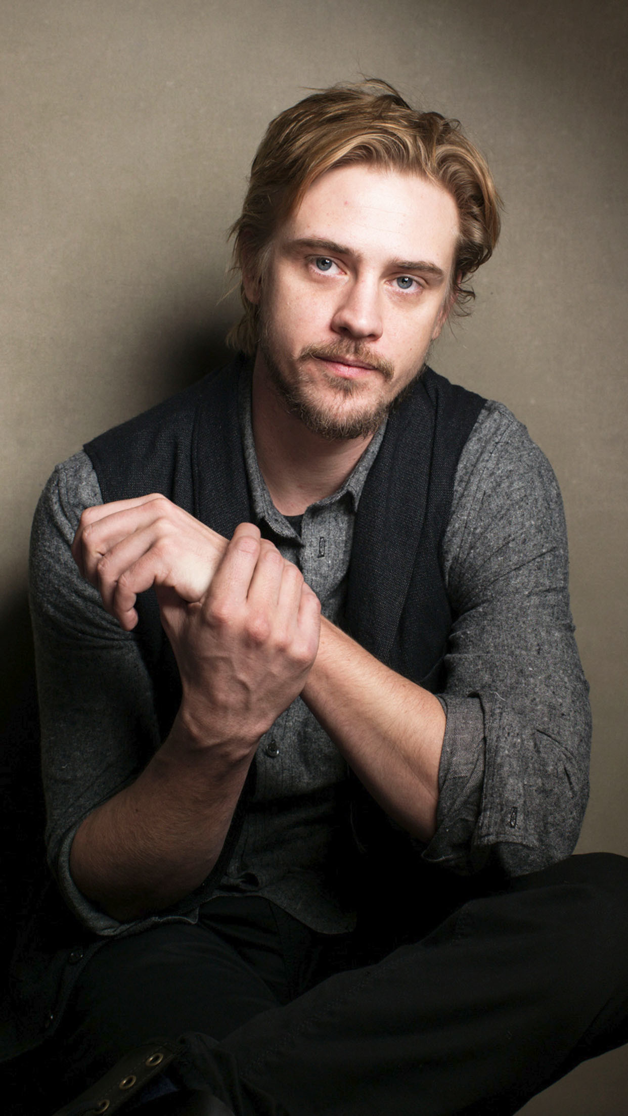 Boyd Holbrook, Narcos, Ritratto, Gilet, sfondo per iPhone e Android
