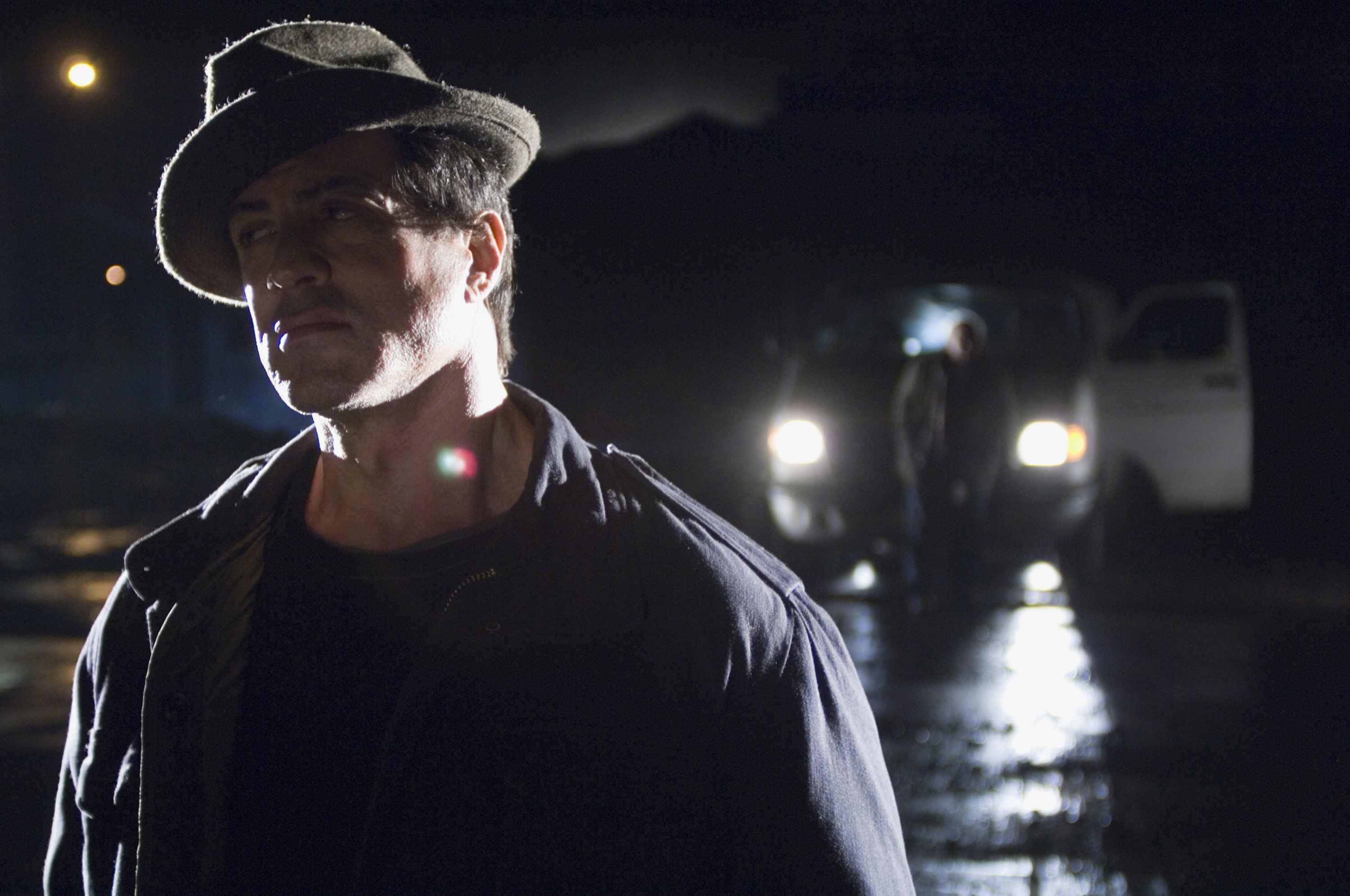 Rocky Balboa, Sylvester Stallone, Cappello, Notte, 2K, sfondo Windows 11
