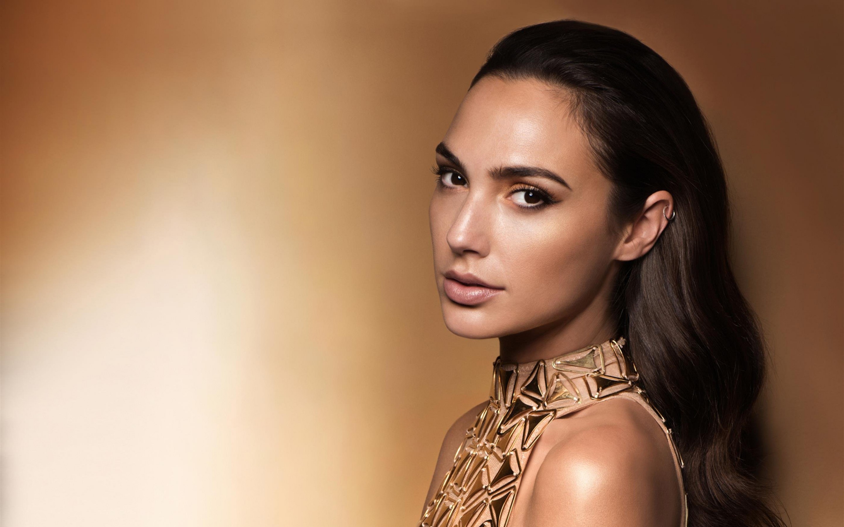 Gal Gadot, Ritratto, Collana dorata, Toni caldi, 2880x1800, wallpaper desktop