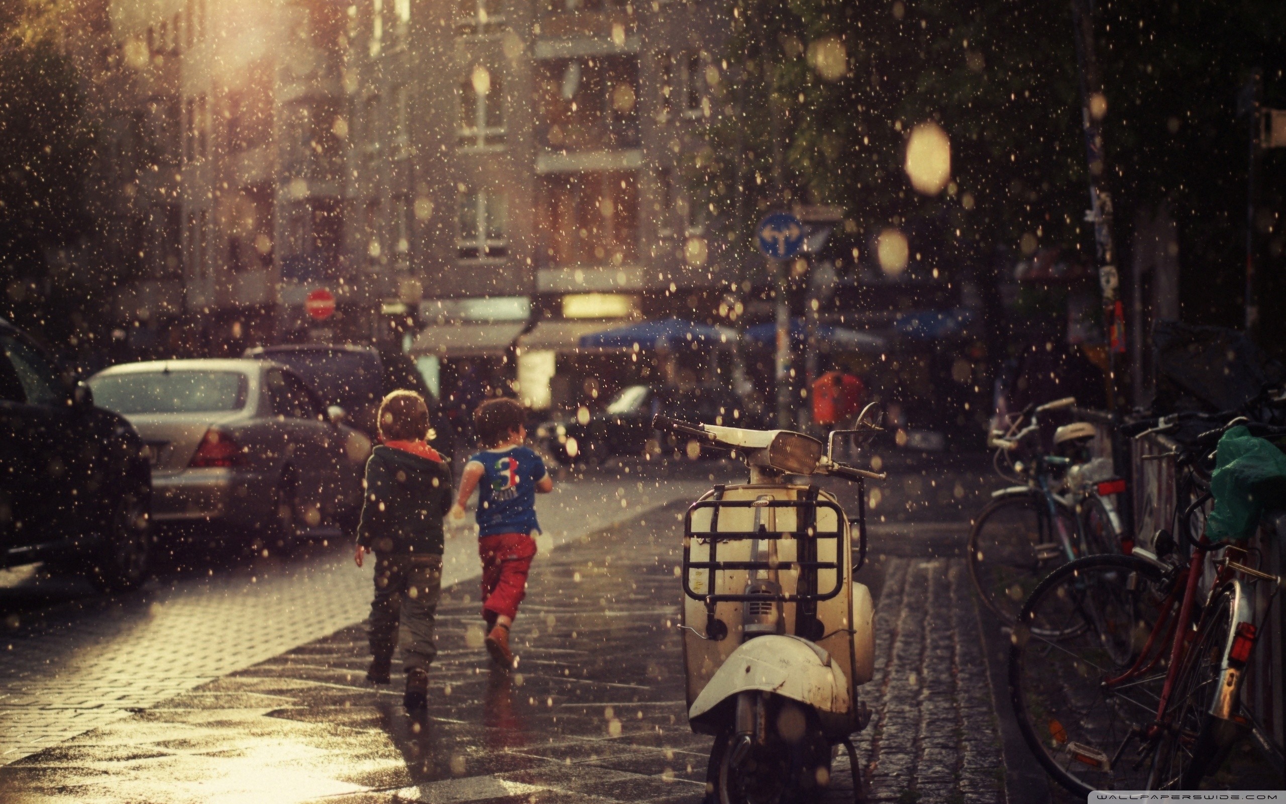 Pioggia, Bambini, Strada, Sera, 2560x1600, sfondo MacBook Pro