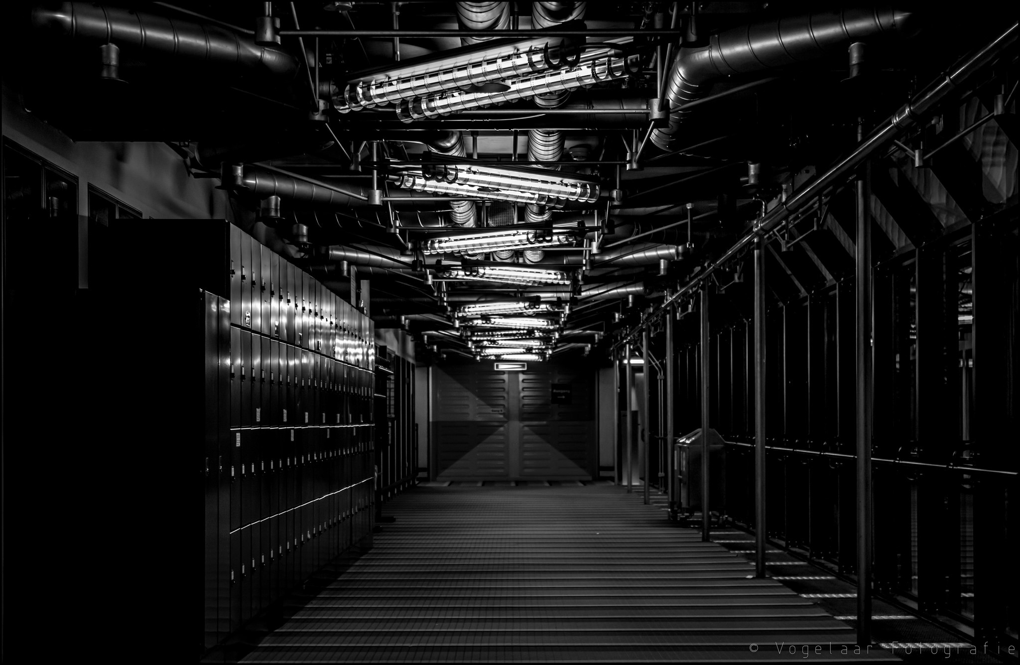 Corridoio industriale, Tubi, Bianco e nero, sfondo Full HD per desktop