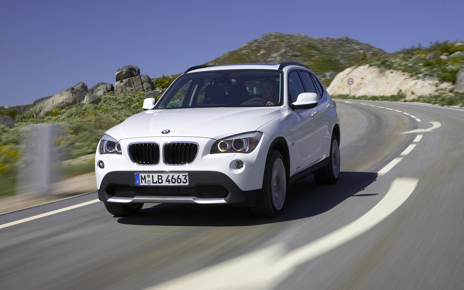 BMW X1 (E84), BMW, SUV, Bianco, Strada di montagna, Full HD, sfondo Windows 11