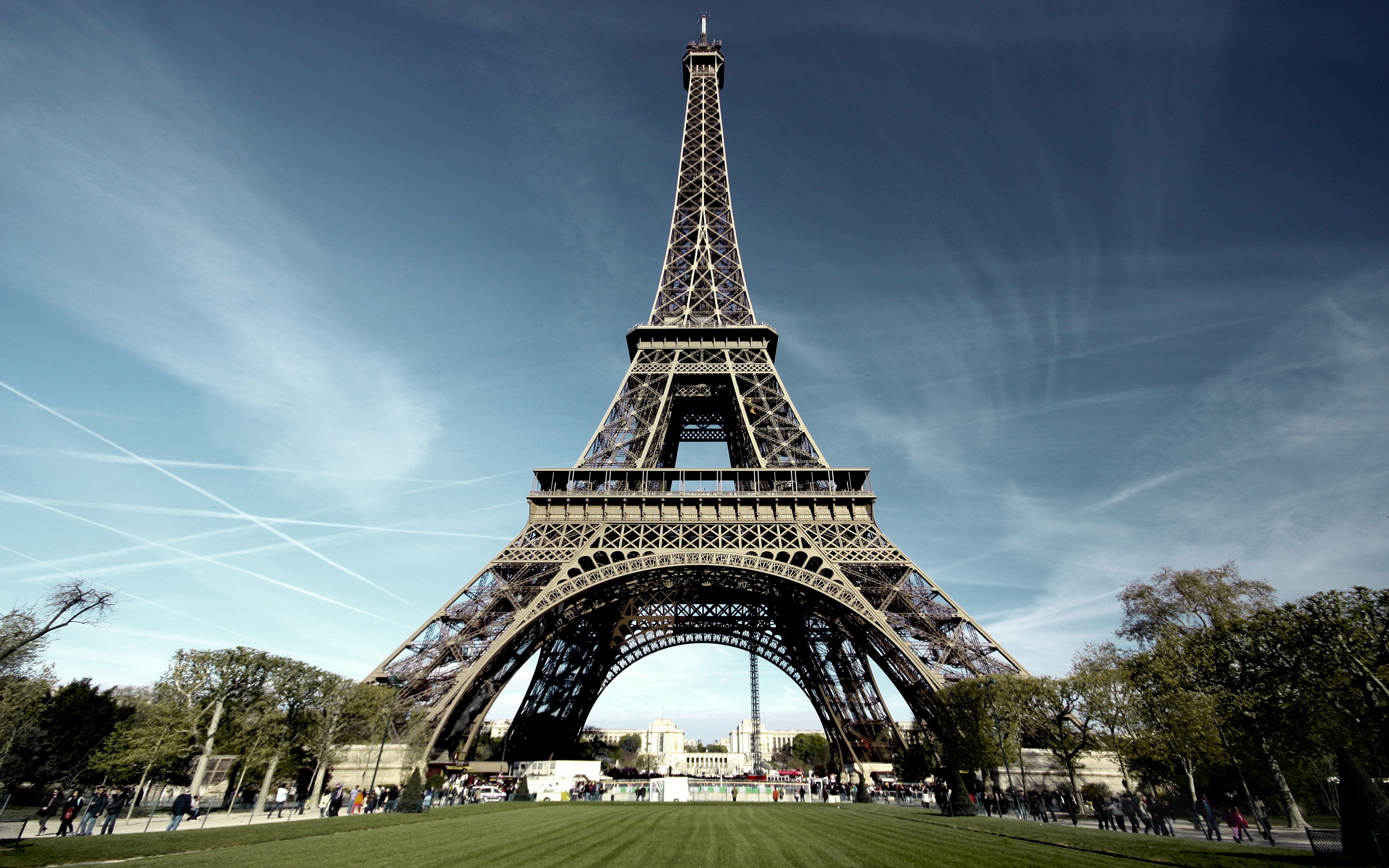 Torre Eiffel, Parigi, Cielo, Scie, Vista dal basso, 2880x1800, sfondo MacBook Pro