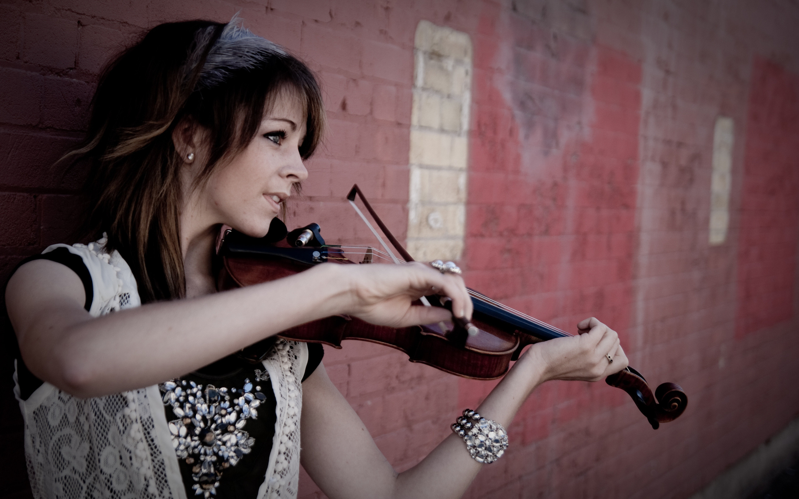 Lindsey Stirling, Violinista, Muro di mattoni, 2K, sfondo desktop