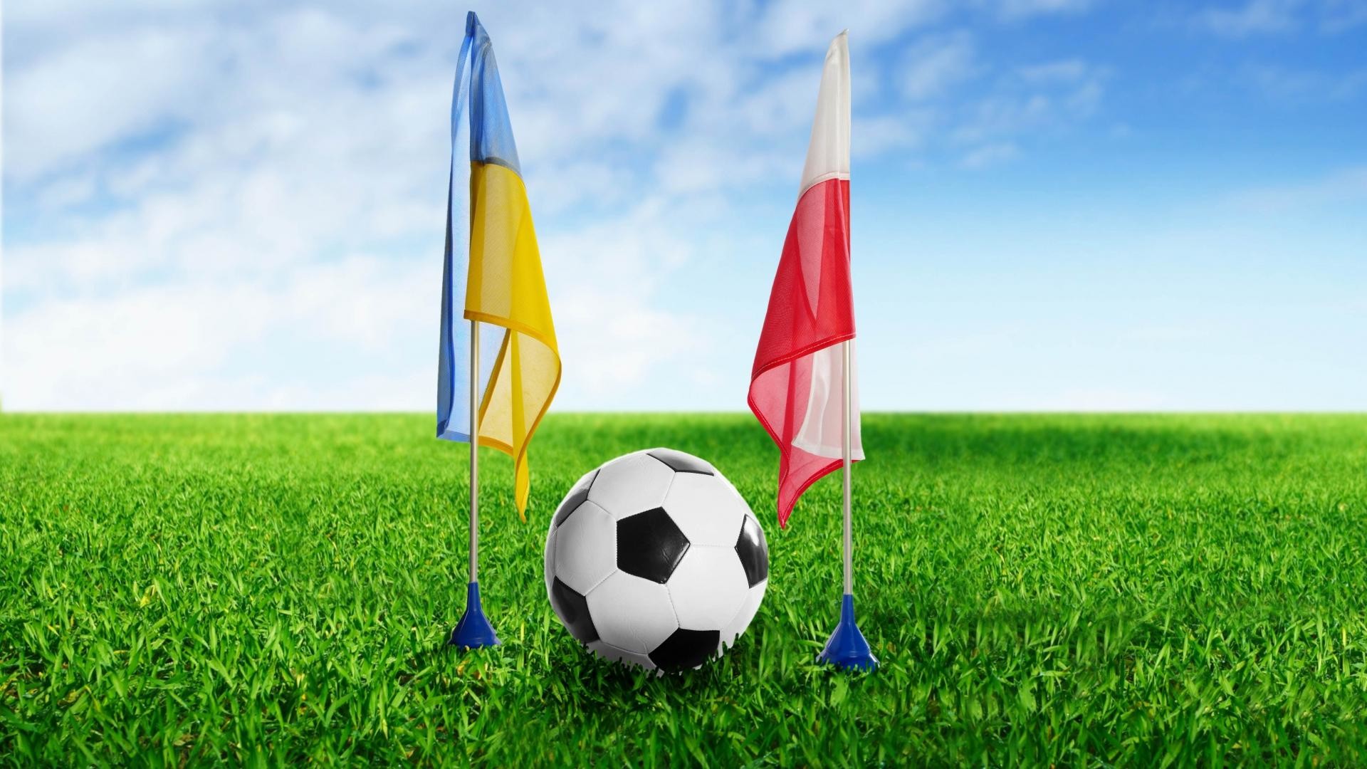 Pallone da calcio, Bandiera dell'Ucraina, Bandiera della Polonia, Euro 2012, Prato, Cielo azzurro, sfondo 1080p