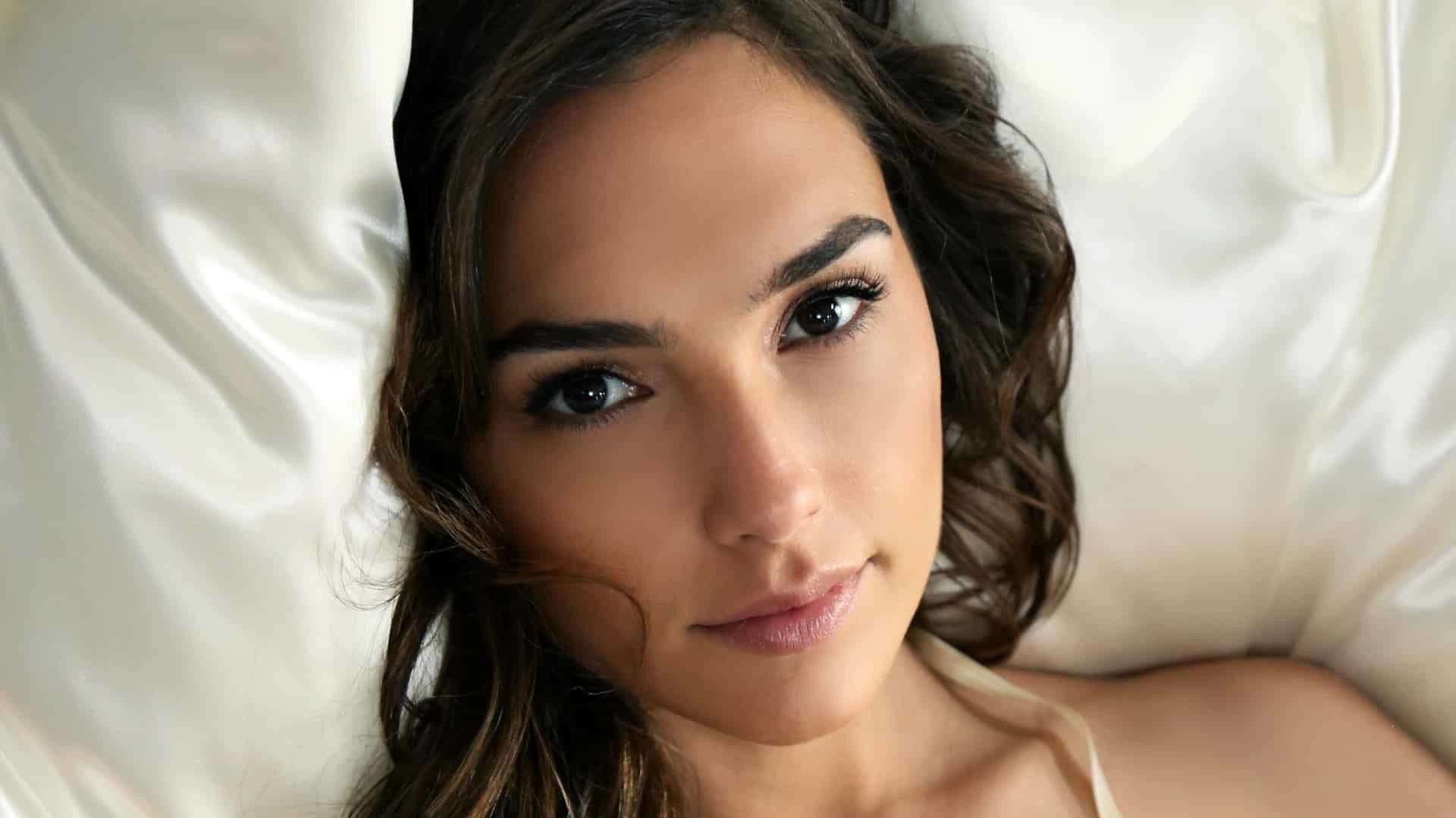 Gal Gadot, Primo piano, Cuscino, Ritratto, Full HD, sfondo per PC e portatile