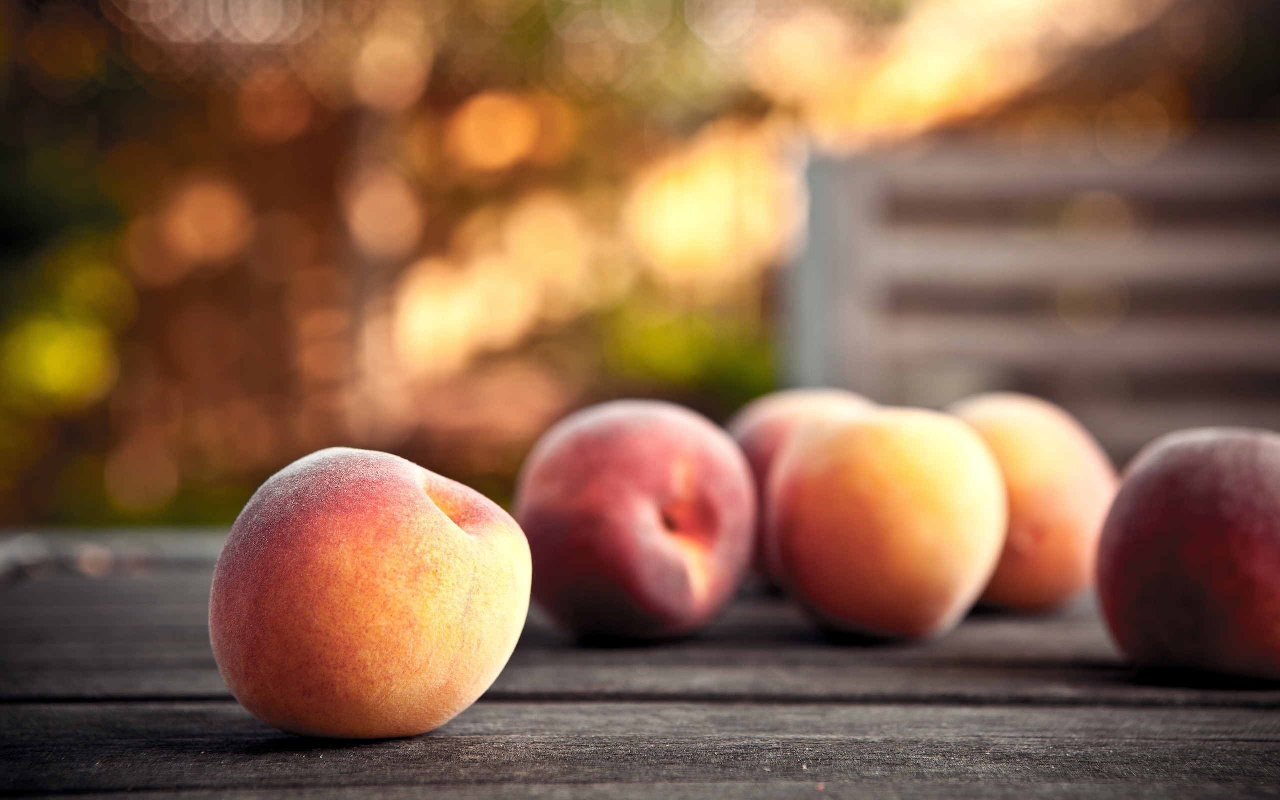 Pesche, Frutta, Tavolo di legno, Bokeh, 2K, sfondo Windows 11