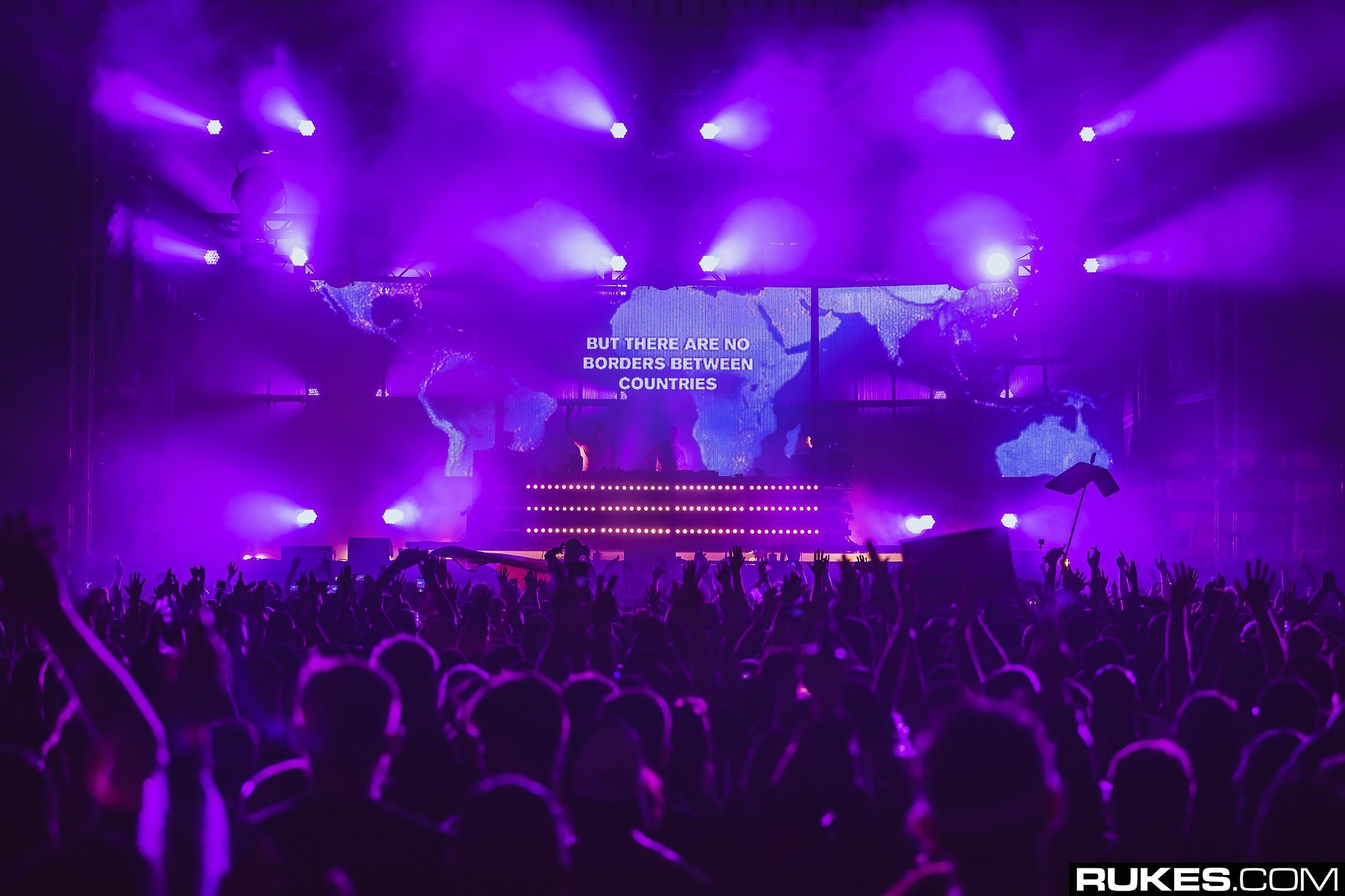 Concerto, Folla, Luci viola, Palco, Full HD, sfondo Windows 11