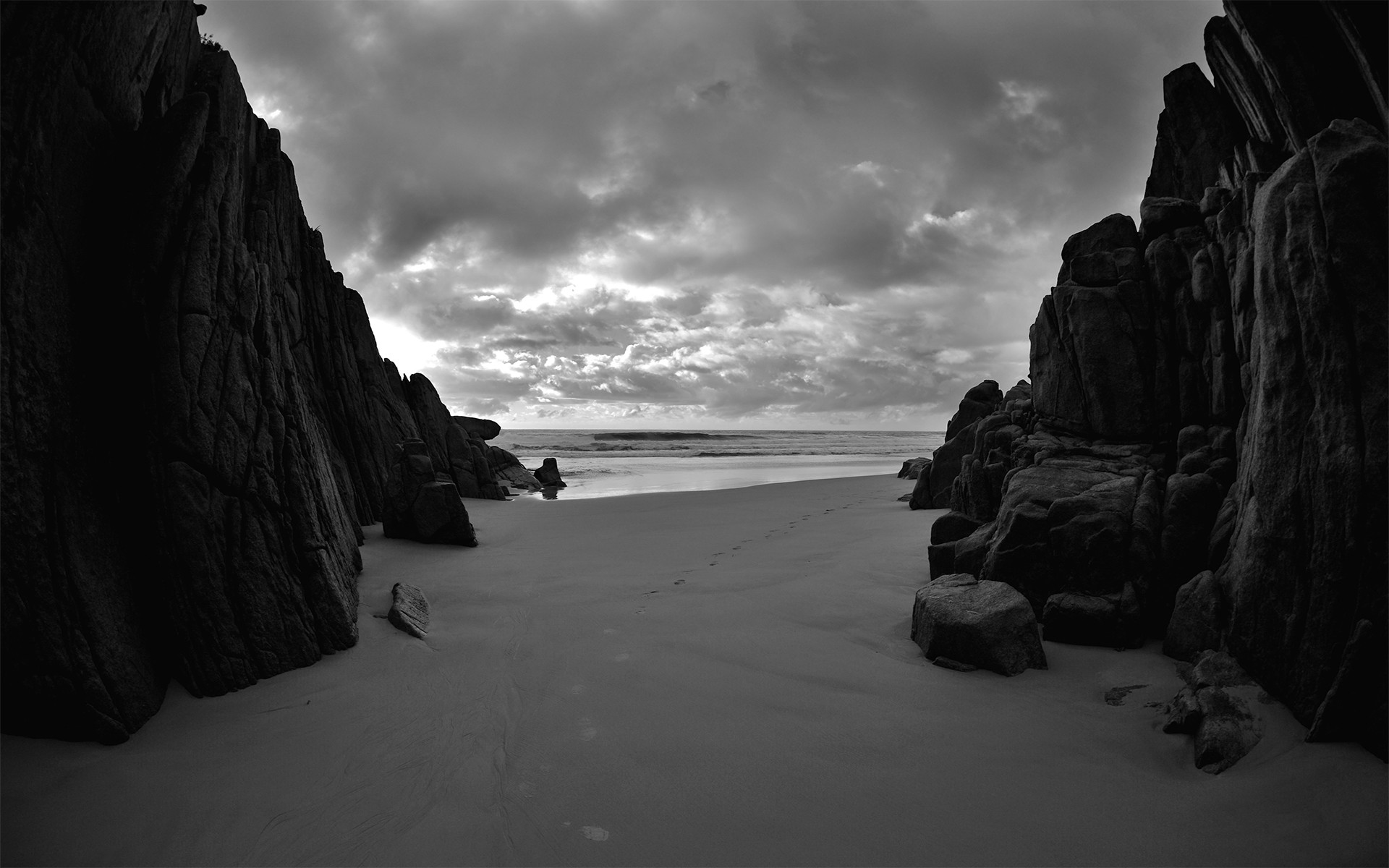 Spiaggia, Scogliere, Bianco e nero, Nuvole, 16:10 Full HD, sfondo widescreen